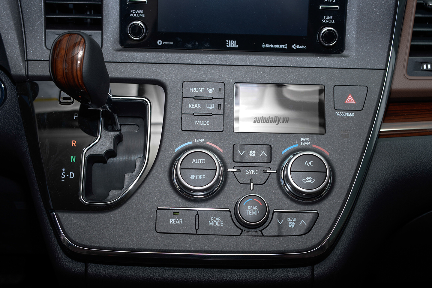 Chi tiết nội thất Toyota Sienna Limited 2018 toyota-noi-that-10.jpg