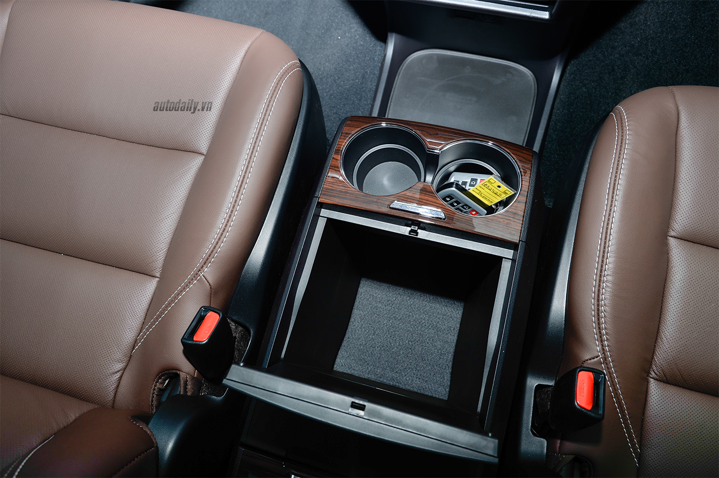 Chi tiết nội thất Toyota Sienna Limited 2018 toyota-noi-that-11.jpg
