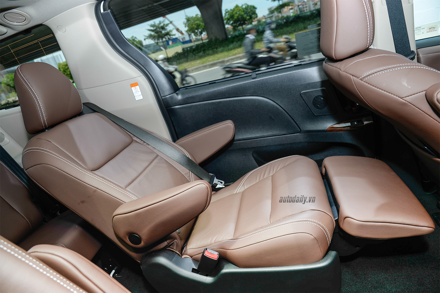 Chi tiết nội thất Toyota Sienna Limited 2018 toyota-noi-that-13.jpg