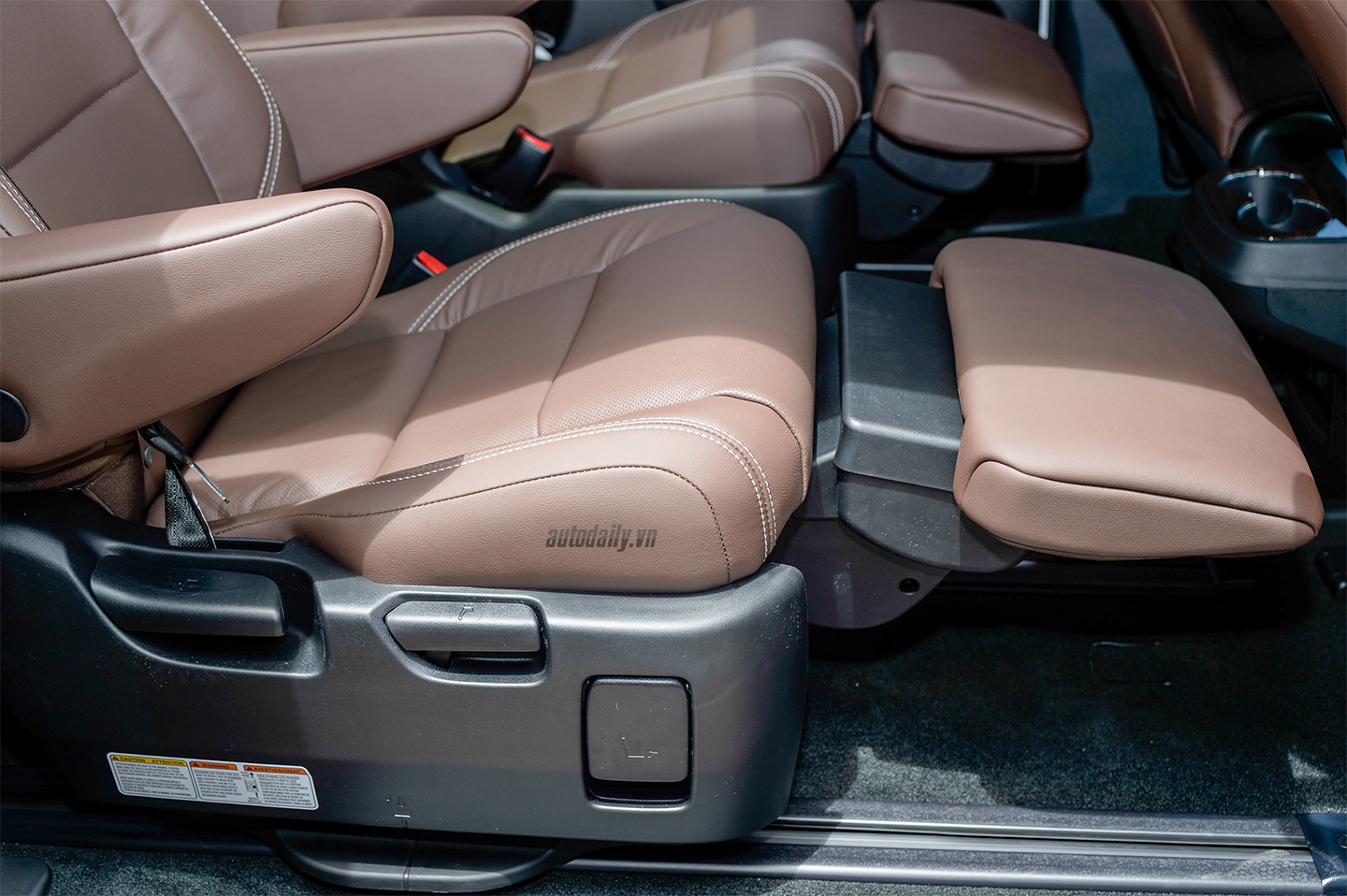 Chi tiết nội thất Toyota Sienna Limited 2018 toyota-noi-that-19.jpg