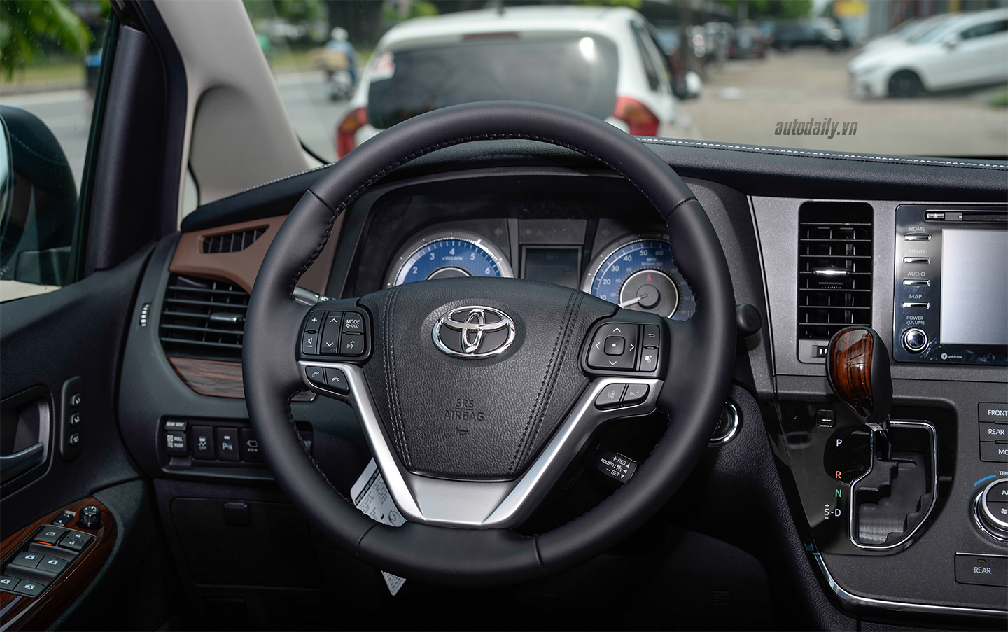 Chi tiết nội thất Toyota Sienna Limited 2018 toyota-noi-that-8.jpg