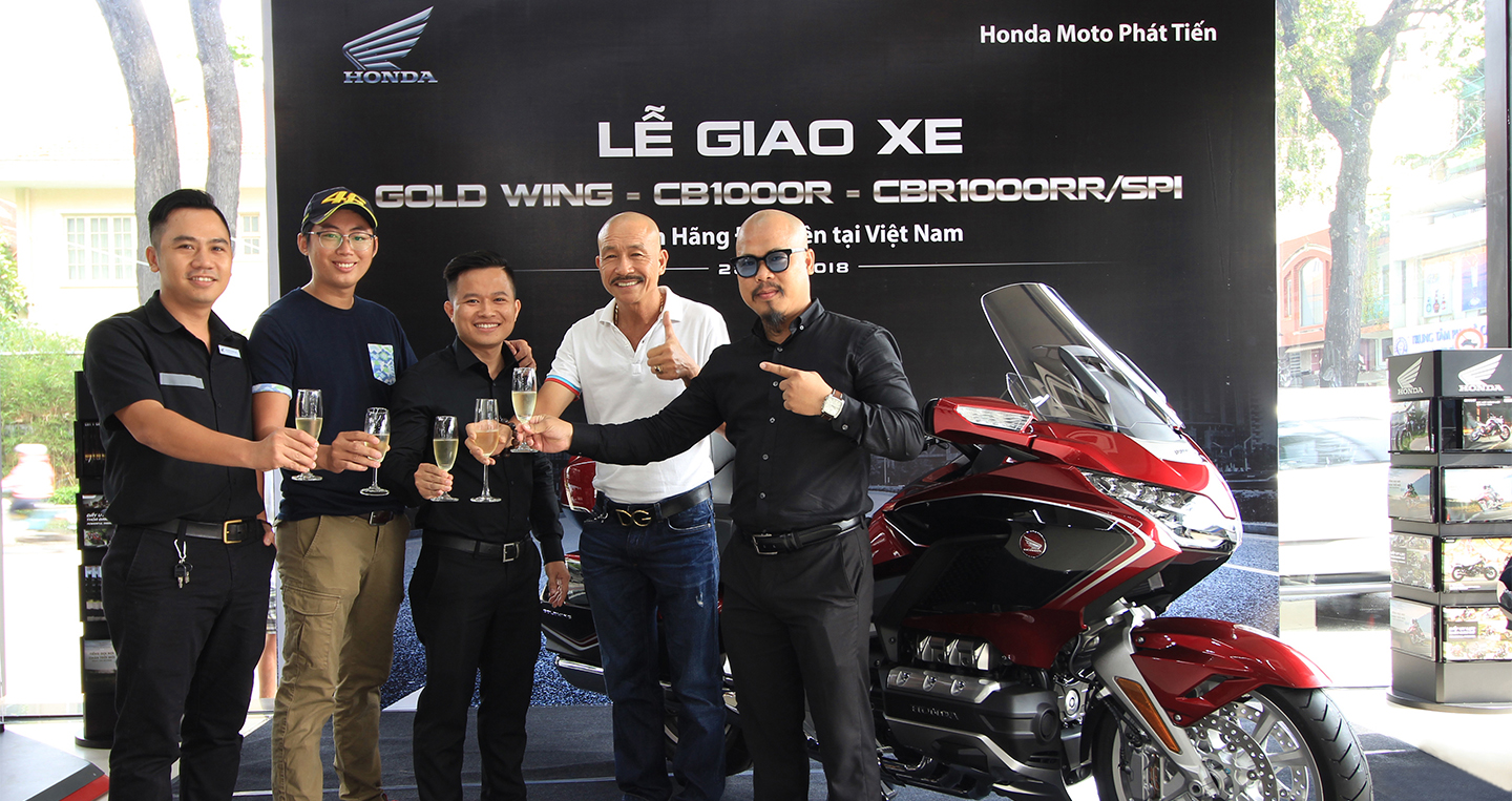 4 Khach Hang Việt đầu Tien Nhận Xe Honda Cb1000r Va Gold Wing Chinh Hang