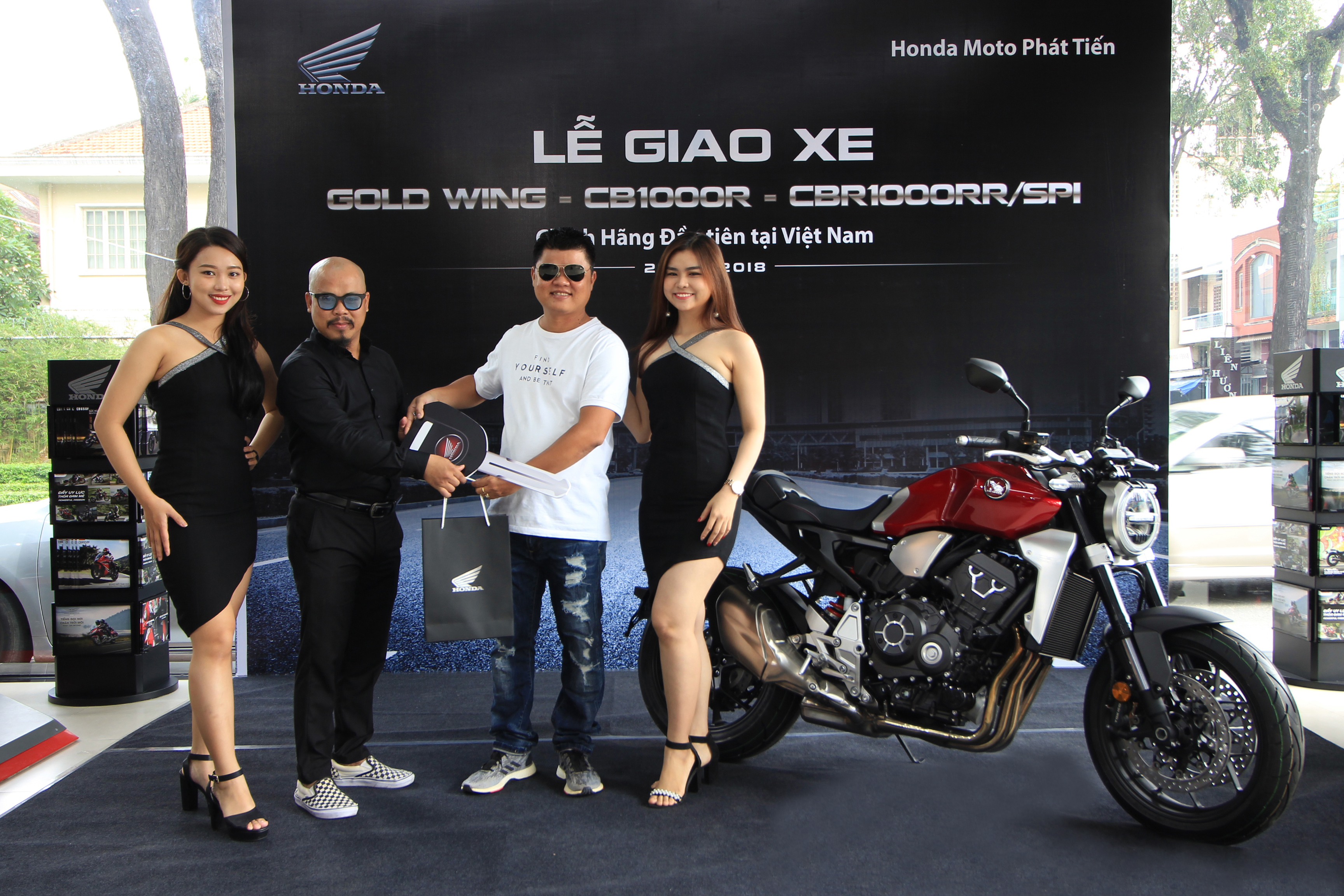 4 Khach Hang Việt đầu Tien Nhận Xe Honda Cb1000r Va Gold Wing Chinh Hang