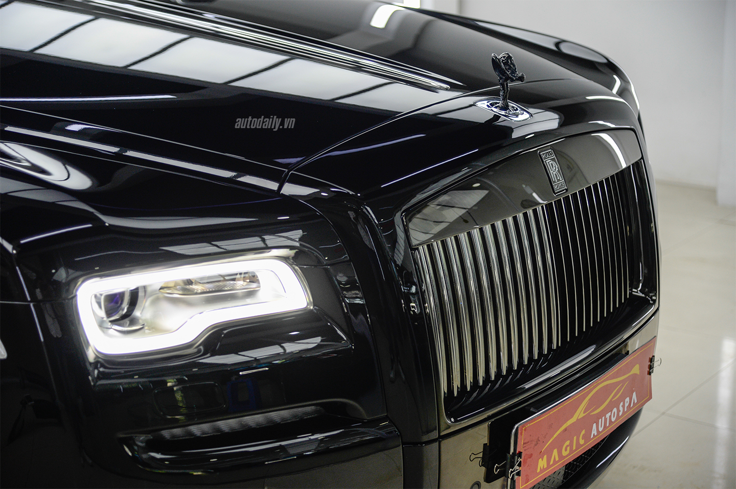 Ảnh chi tiết Rolls-Royce Ghost Black Badge độc nhất Việt Nam rolls-royce-ghost-14.jpg