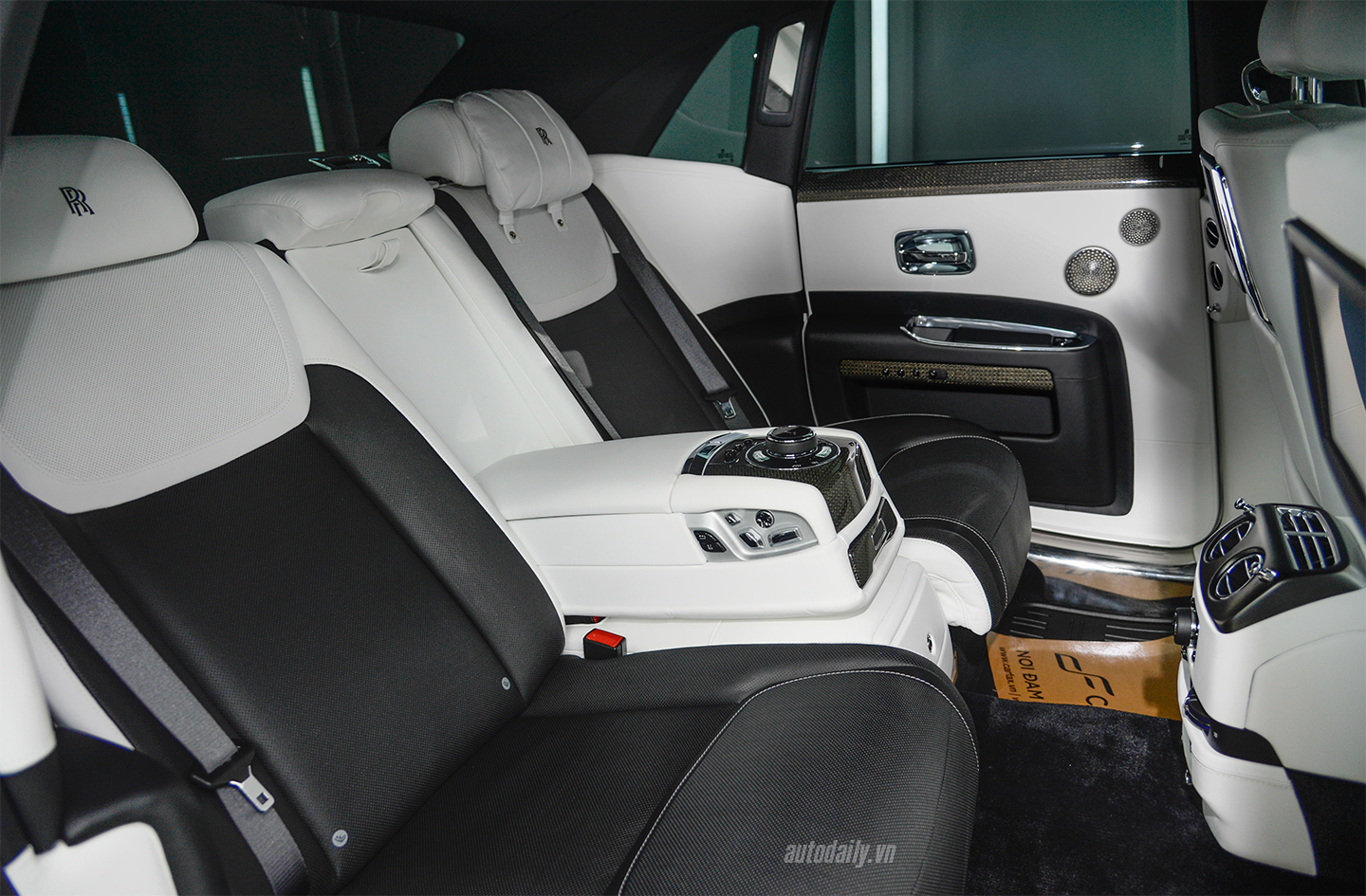 Ảnh chi tiết Rolls-Royce Ghost Black Badge độc nhất Việt Nam rolls-royce-ghost-16.jpg