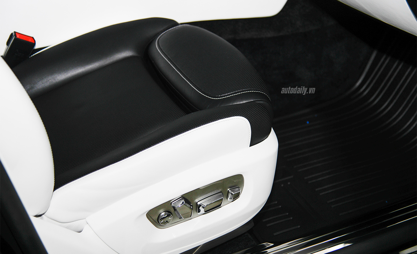 Ảnh chi tiết Rolls-Royce Ghost Black Badge độc nhất Việt Nam rolls-royce-ghost-21.jpg