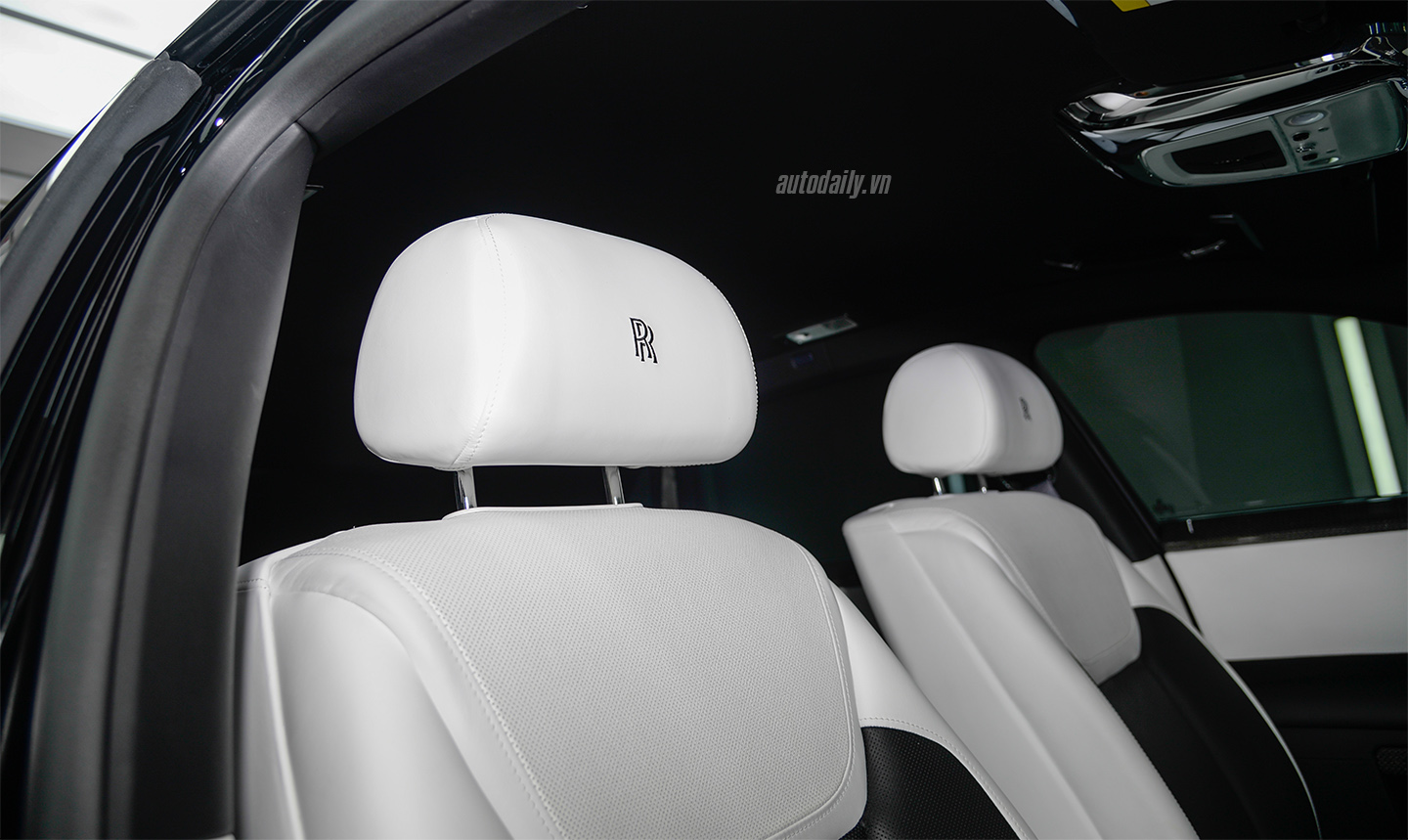Ảnh chi tiết Rolls-Royce Ghost Black Badge độc nhất Việt Nam rolls-royce-ghost-24.jpg