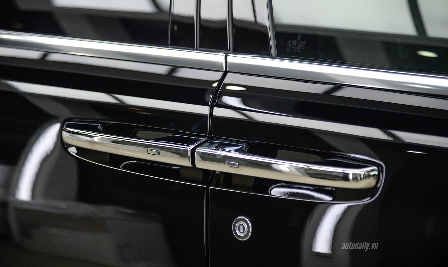 Ảnh chi tiết Rolls-Royce Ghost Black Badge độc nhất Việt Nam rolls-royce-ghost-4.jpg
