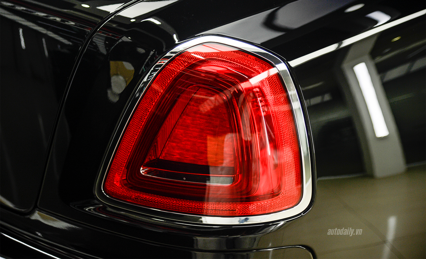 Ảnh chi tiết Rolls-Royce Ghost Black Badge độc nhất Việt Nam rolls-royce-ghost-7.jpg