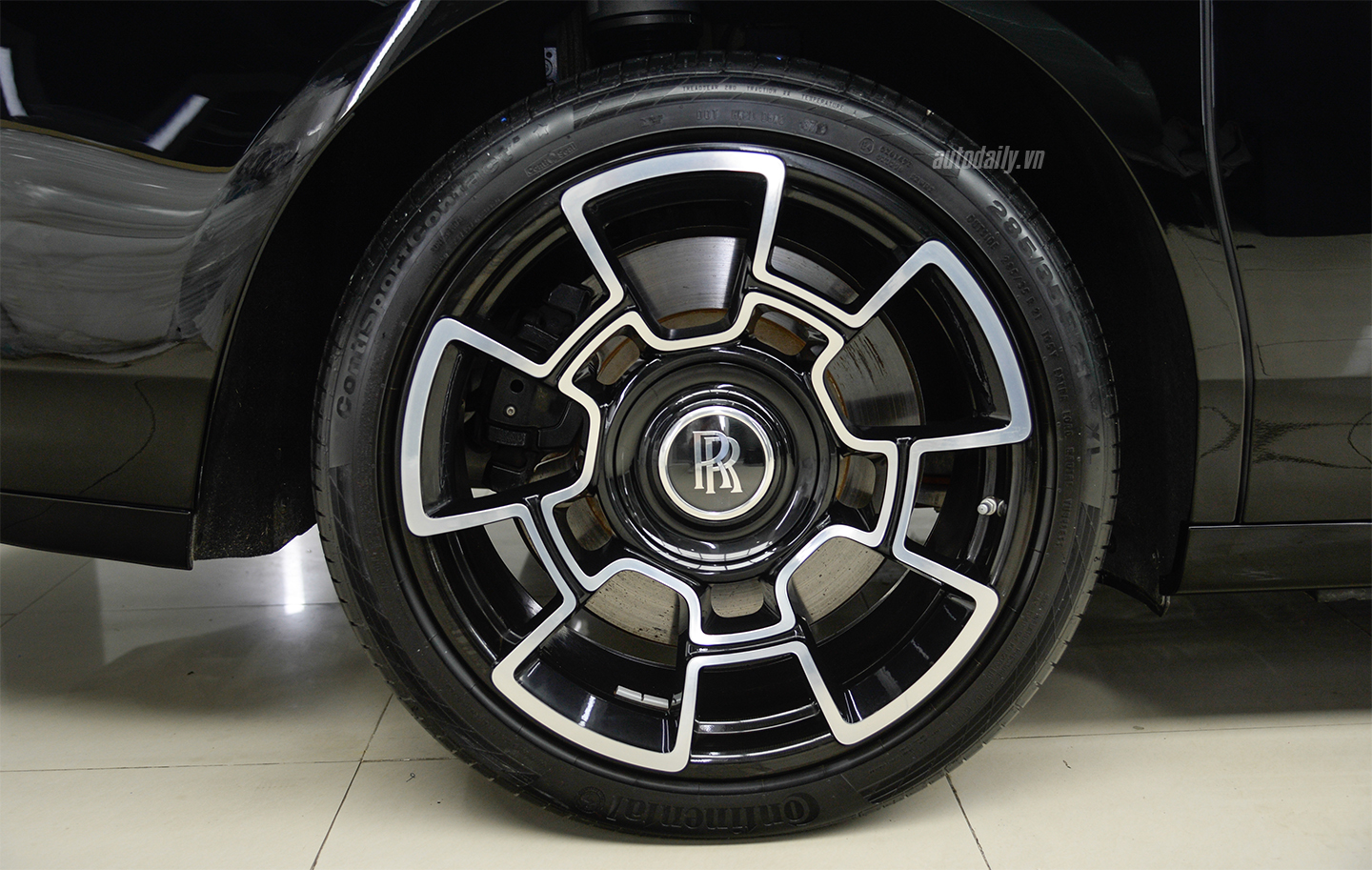 Ảnh chi tiết Rolls-Royce Ghost Black Badge độc nhất Việt Nam rolls-royce-ghost-8.jpg