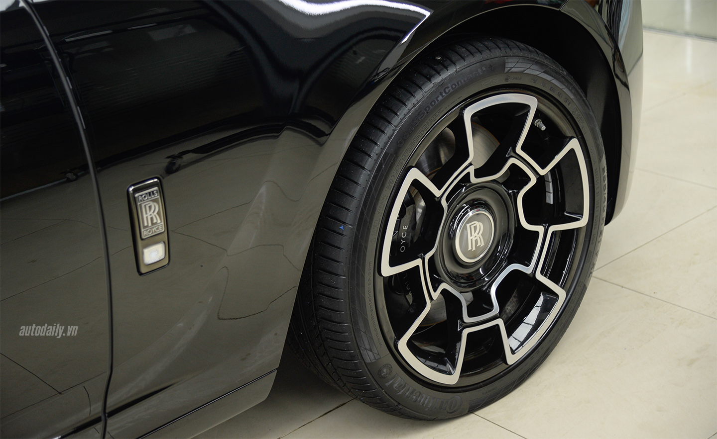 Ảnh chi tiết Rolls-Royce Ghost Black Badge độc nhất Việt Nam rolls-royce-ghost-9.jpg