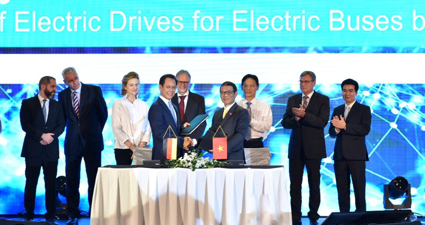 Ông Võ Quang Huệ - Phó Tổng giám đốc Tập đoàn Vingroup (phải) và Tiến sỹ Phạm Thái Lai, Chủ tịch kiêm Tổng Giám đốc Siemens Việt Nam (trái) ký hợp đồng về cung cấp công nghệ và linh kiện để sản xuất xe buýt điện mang thương hiệu VinFast.