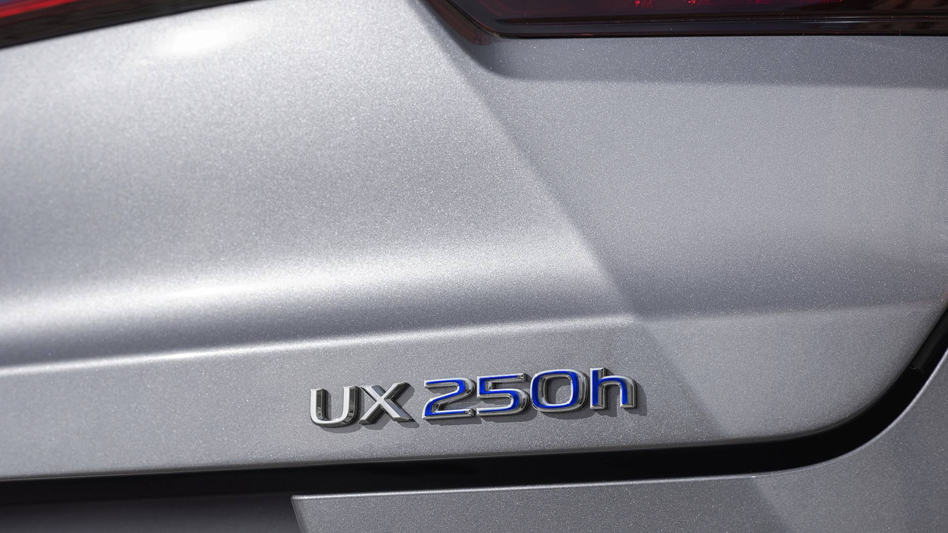 2019-lexus-ux-250h-12.jpg
