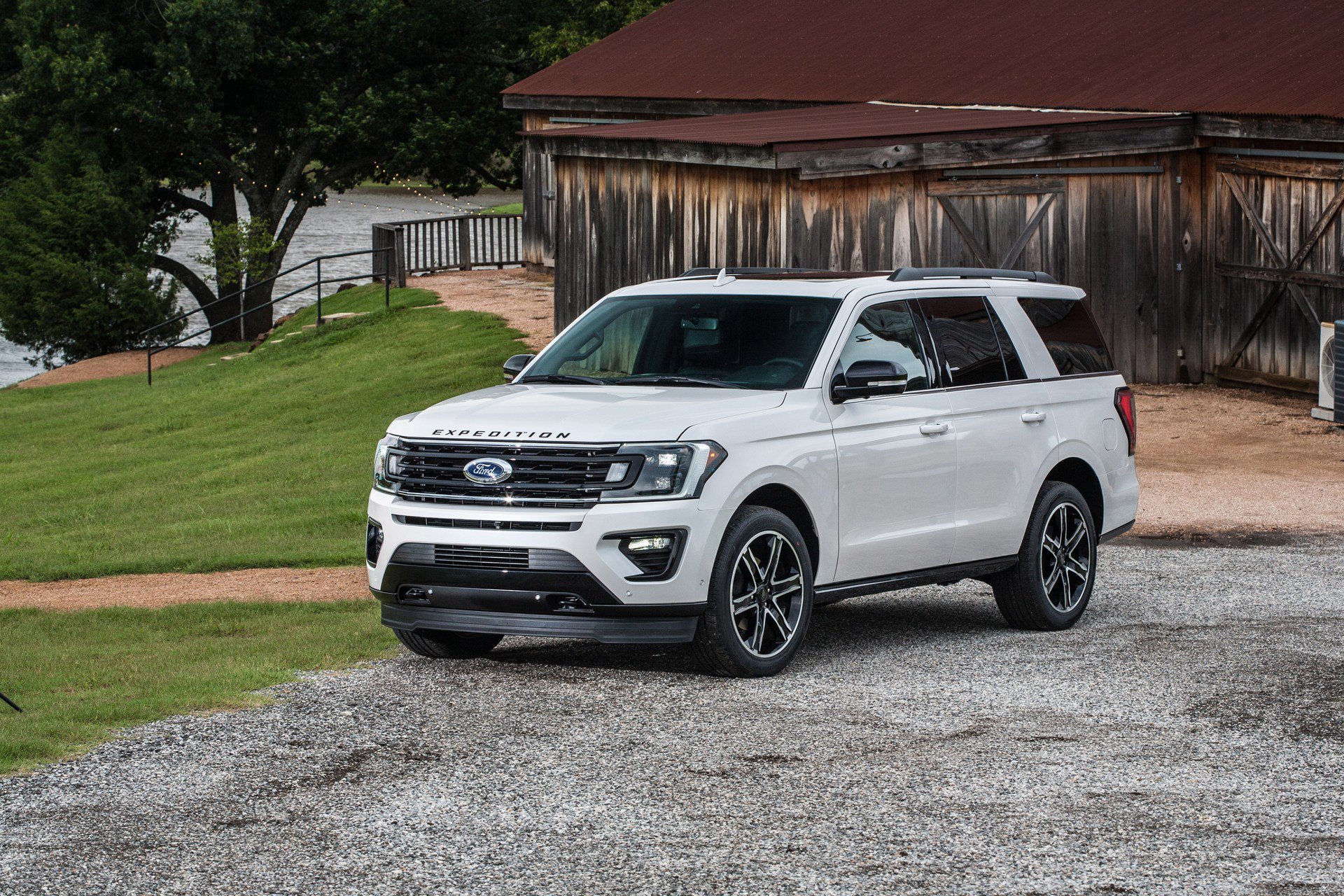 2019-ford-expedition-stealth-edition-white-2.jpg