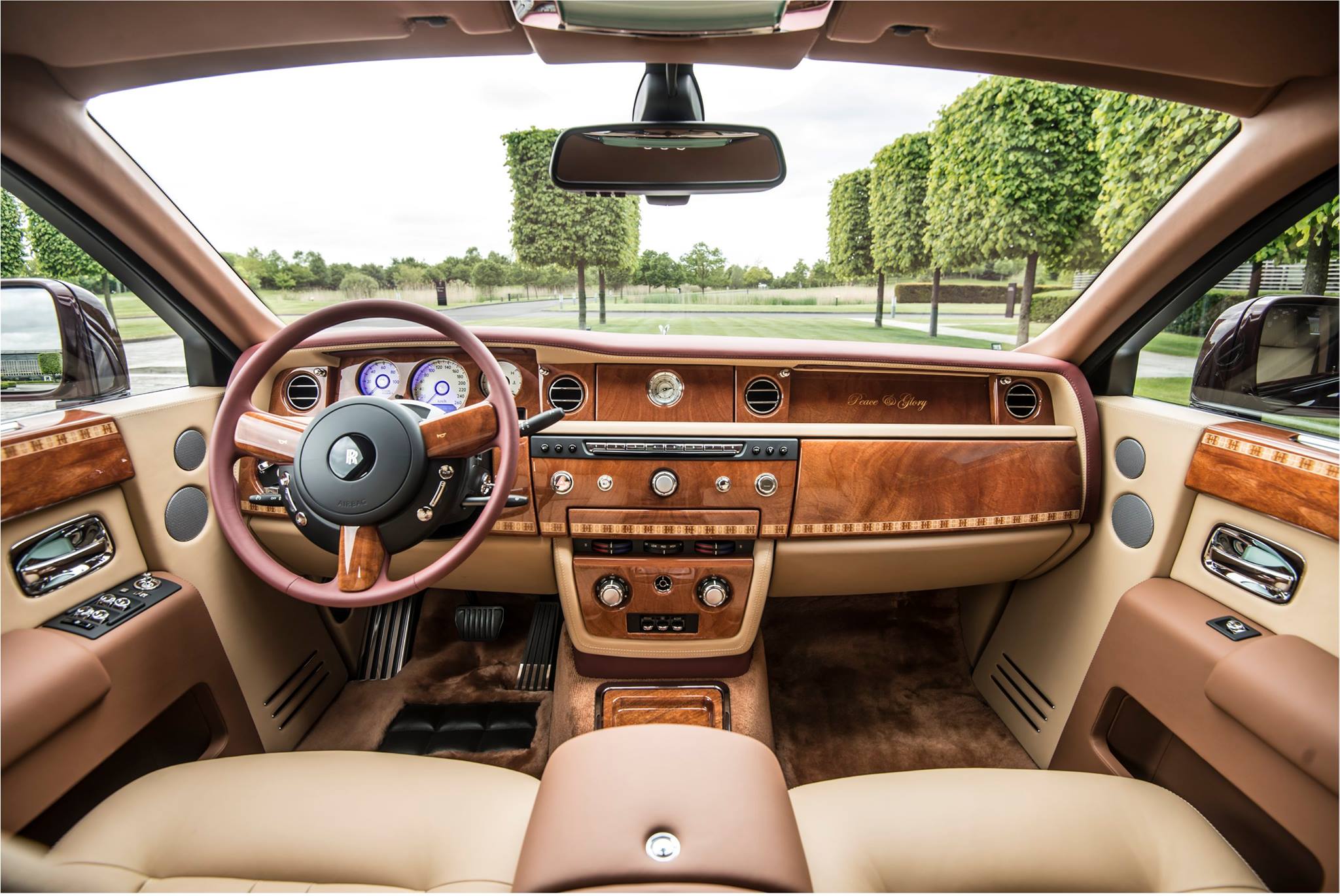 Vì Sao RollsRoyce Phantom Đông A Có Giá 838 Tỉ Đồng