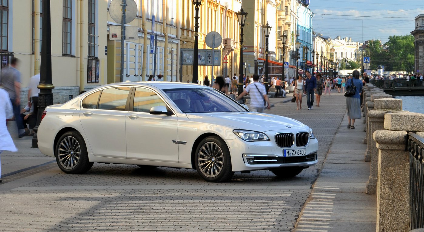 5 lý do nên mua một chiếc BMW 7-Series cũ thay vì tậu Civic mới