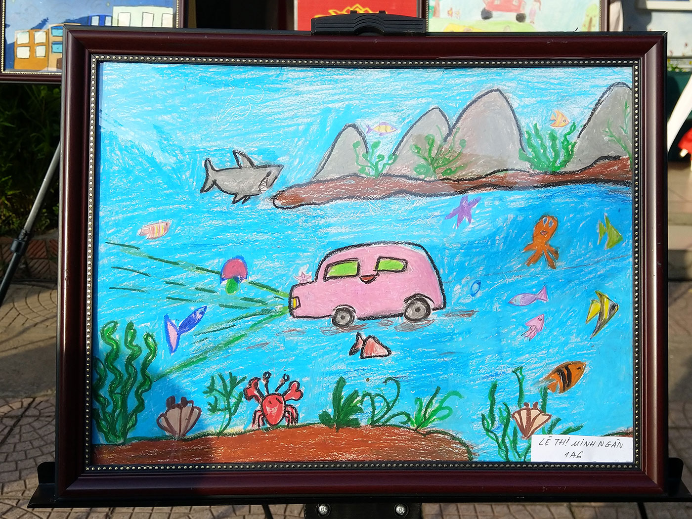 Vẽ ô tô dưới nước là một trải nghiệm đầy mê hoặc. Hãy đắm mình vào hình ảnh đầy màu sắc và tìm hiểu cảm giác thú vị của chiếc xe đi dưới đại dương xanh biếc.