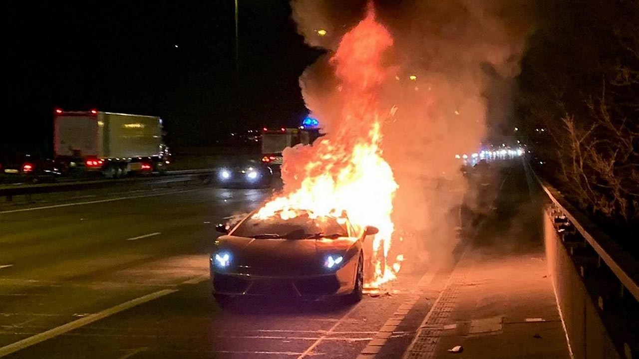 Siêu bò' Lamborghini Gallardo bốc cháy dữ dội sau khi đi bảo dưỡng