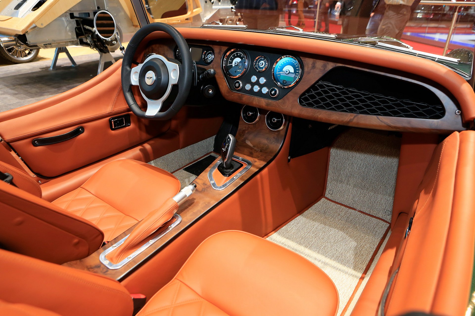 Ngắm Morgan Plus Six hơn 8 tỷ trên phố Hà Nội, động cơ BMW mạnh mẽ Morgan ra mắt xe mới sau 19 năm, nền tảng nhôm và gỗ, giá 102.000 USD morgan-plus-six-9.jpg