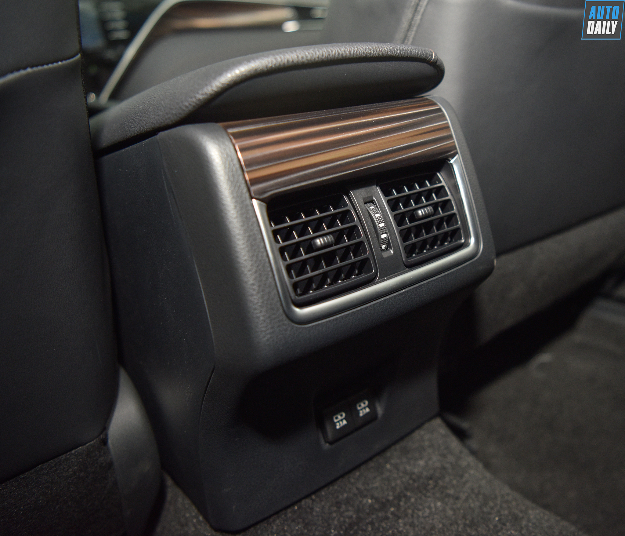 Ảnh chi tiết Toyota Camry 2019 tại Việt Nam toyota-camry-201956-copy.jpg