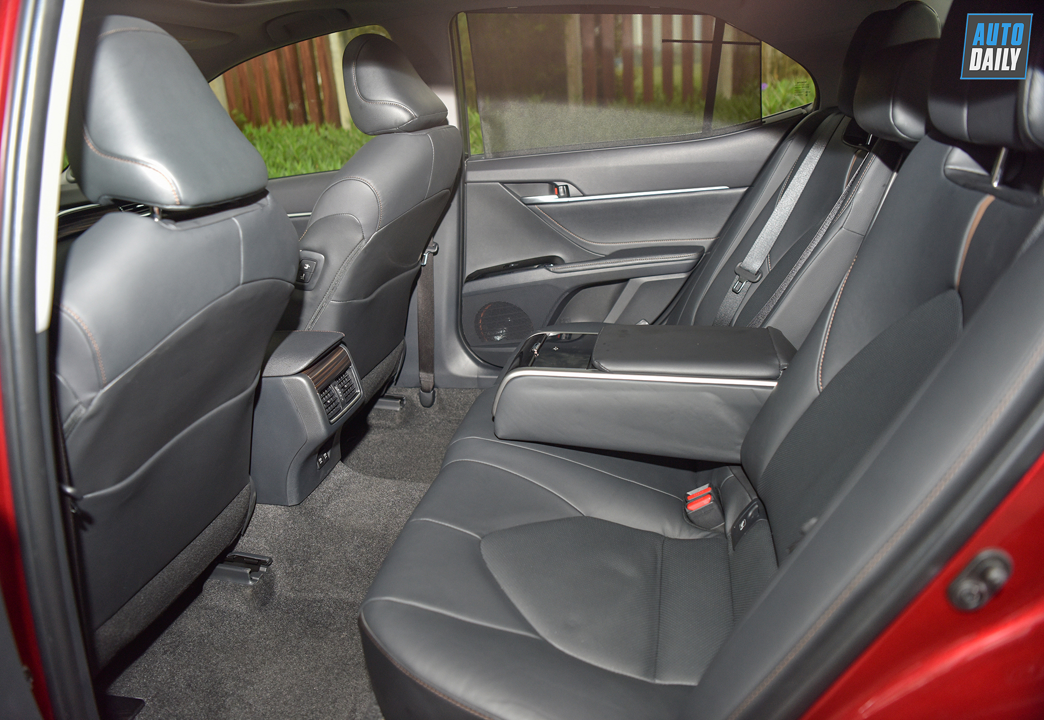 Ảnh chi tiết Toyota Camry 2019 tại Việt Nam toyota-camry-201957-copy.jpg