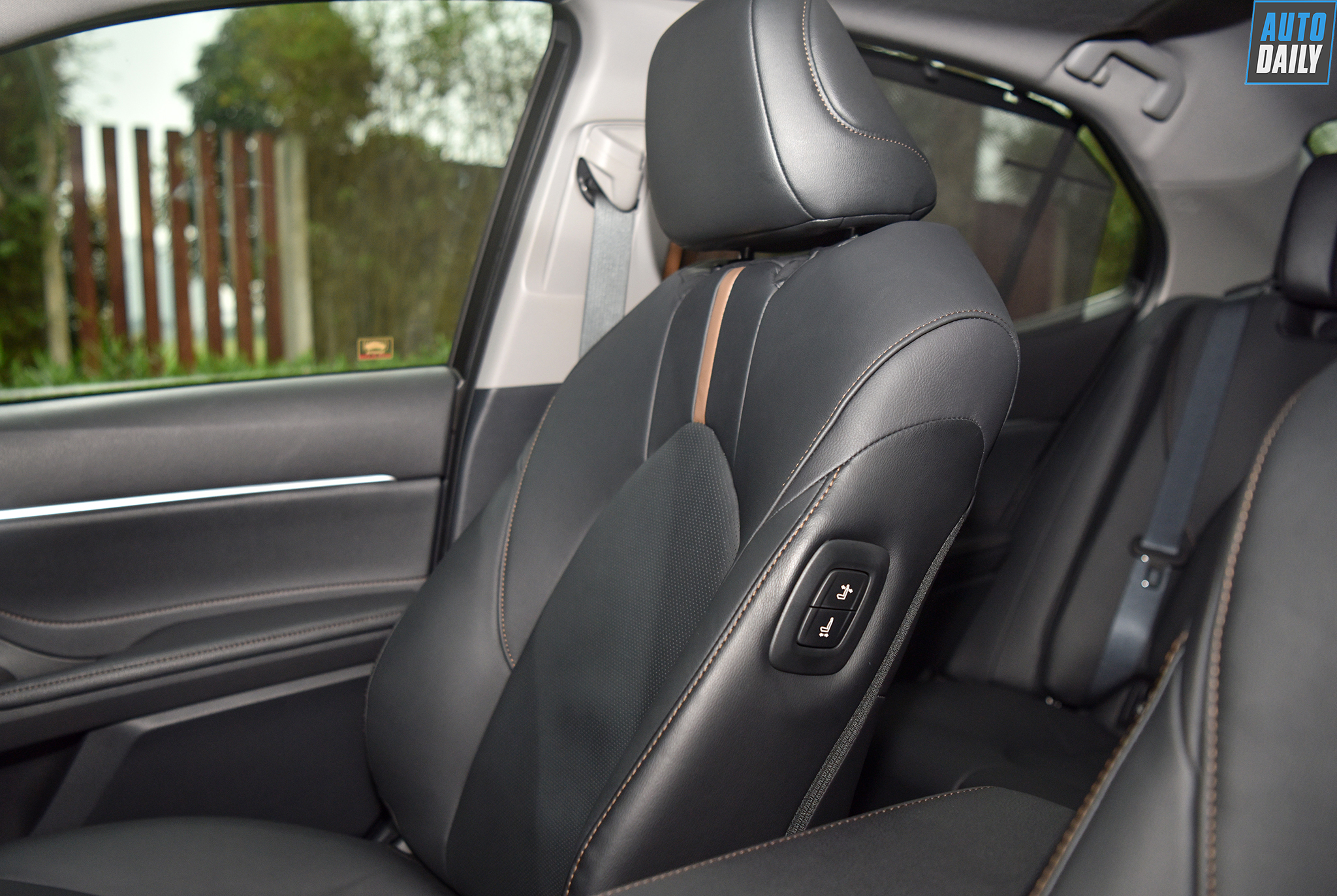 Ảnh chi tiết Toyota Camry 2019 tại Việt Nam toyota-camry-201961-copy.jpg