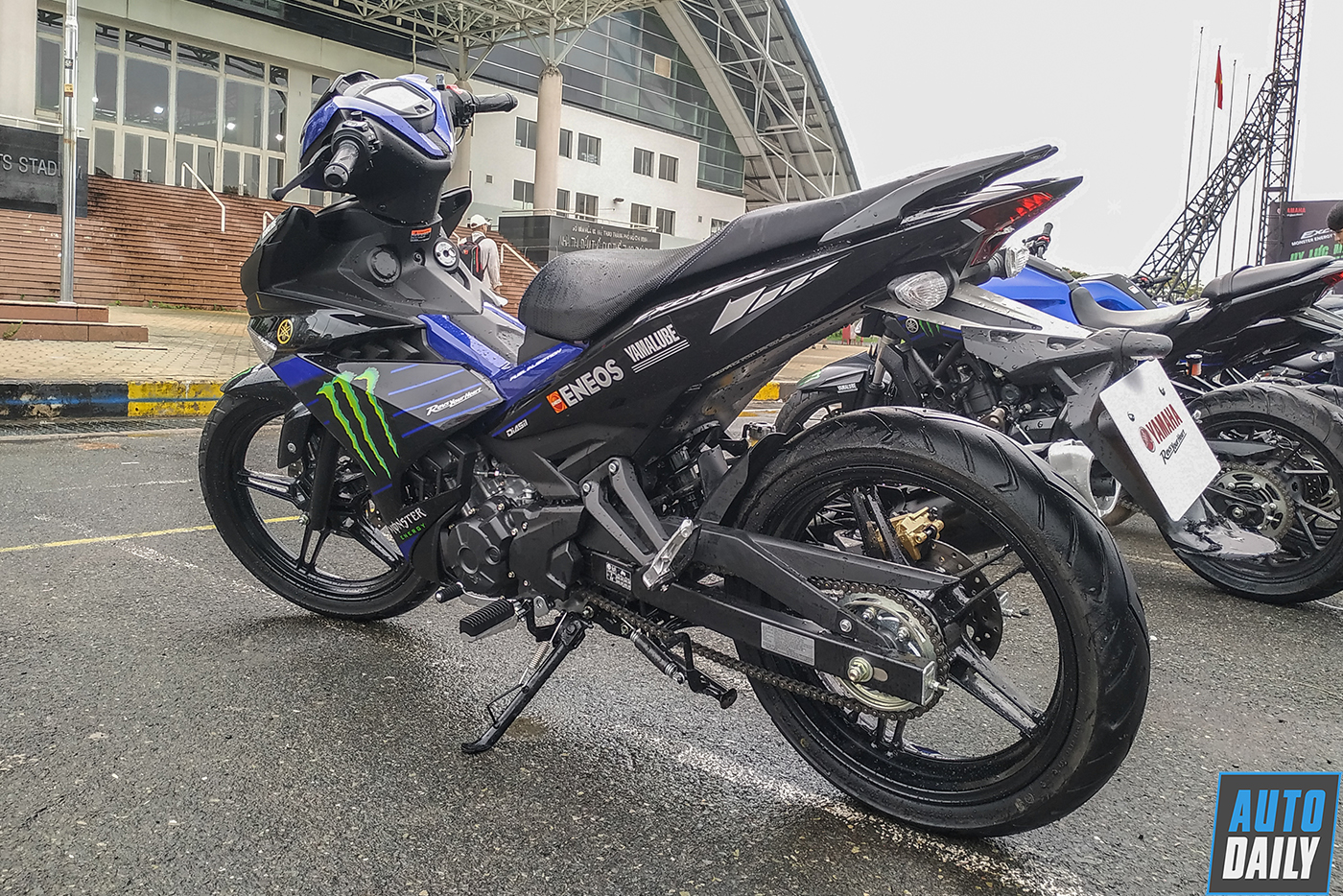 Yamaha Exciter 150 Monster Energy là một chiếc xe mô tô đầy quyến rũ và đáng kinh ngạc. Với lối thiết kế đơn giản nhưng ấn tượng, chiếc xe này mang đến một sự mạnh mẽ và khác biệt hoàn toàn so với những chiếc xe khác trong phân khúc của nó. Hãy đến và khám phá những chức năng vượt trội của chiếc xe này.