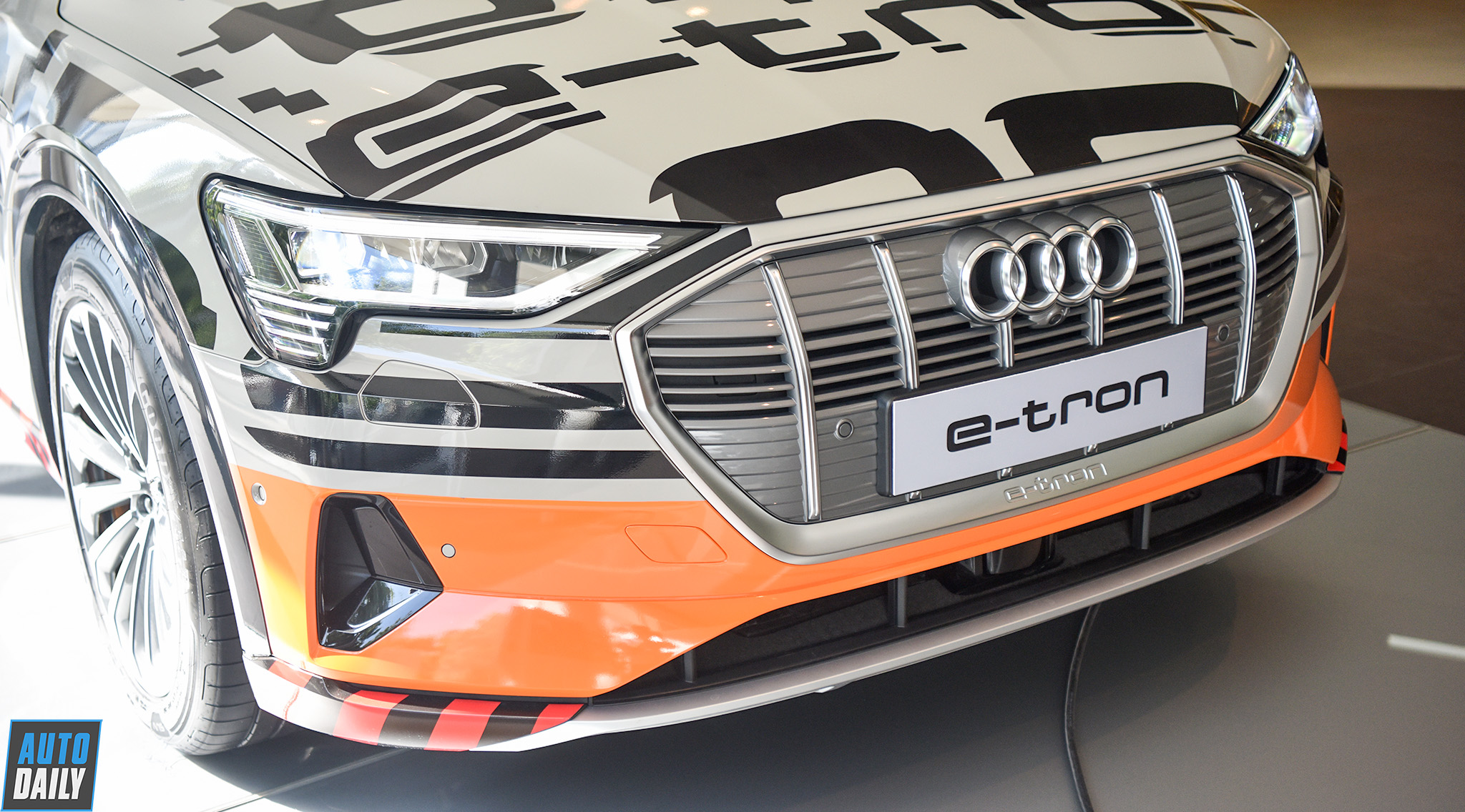 Xe sang chạy điện Audi E-tron được trưng bày tại Hà Nội
