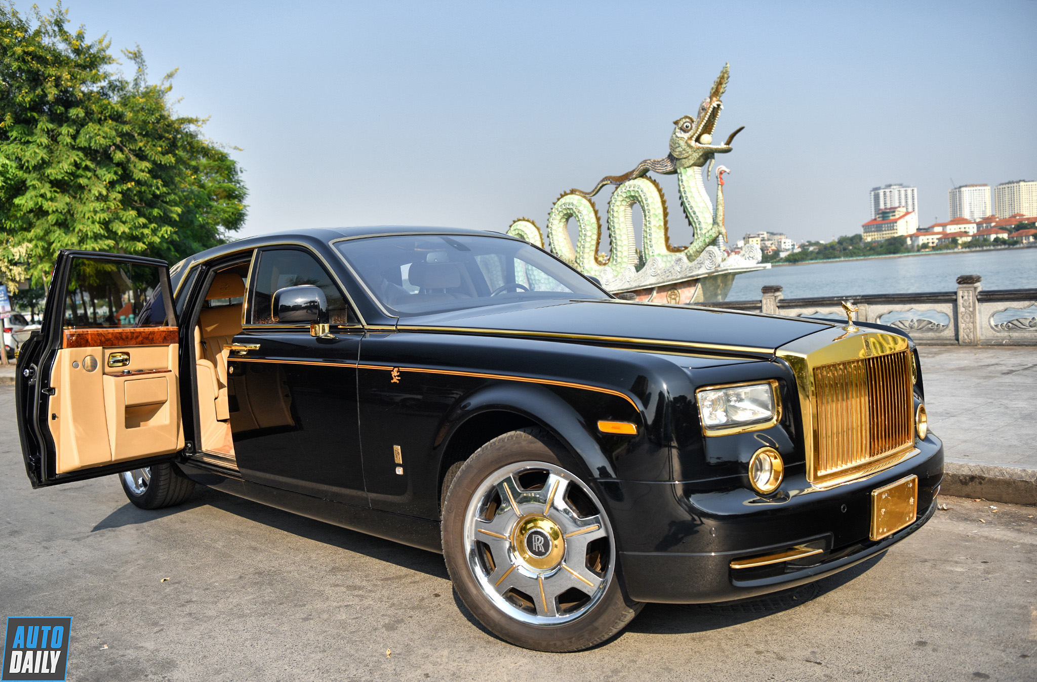 RollsRoyce Phantom limousine dài 9 mét duy nhất ở Hà Nội