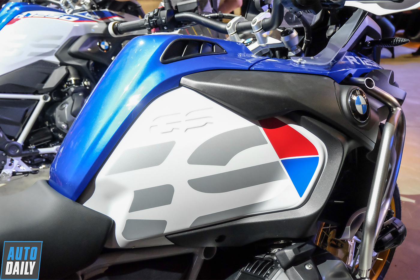 So sánh BMW R1250 GSA 2019 với phiên bản tiền nhiệm bmw-motorrad-r-1250-gsa-2019-53.jpg
