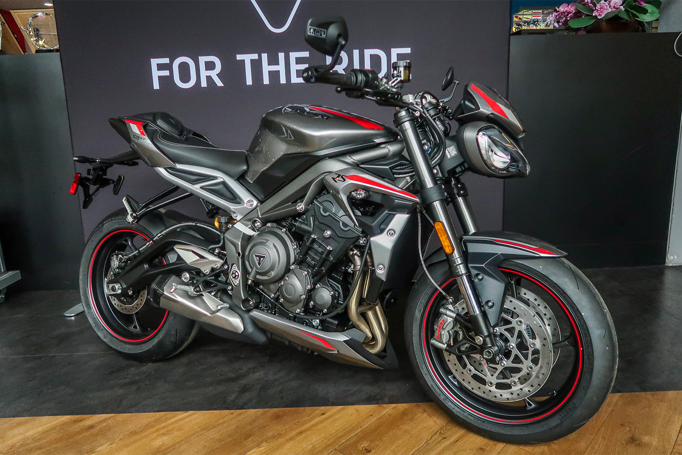 “Soi” Triumph Street Triple 765RS 2020 có giá hơn 16.400 USD tại ĐNÁ triumph-street-trile-765rs-2020-1.jpg