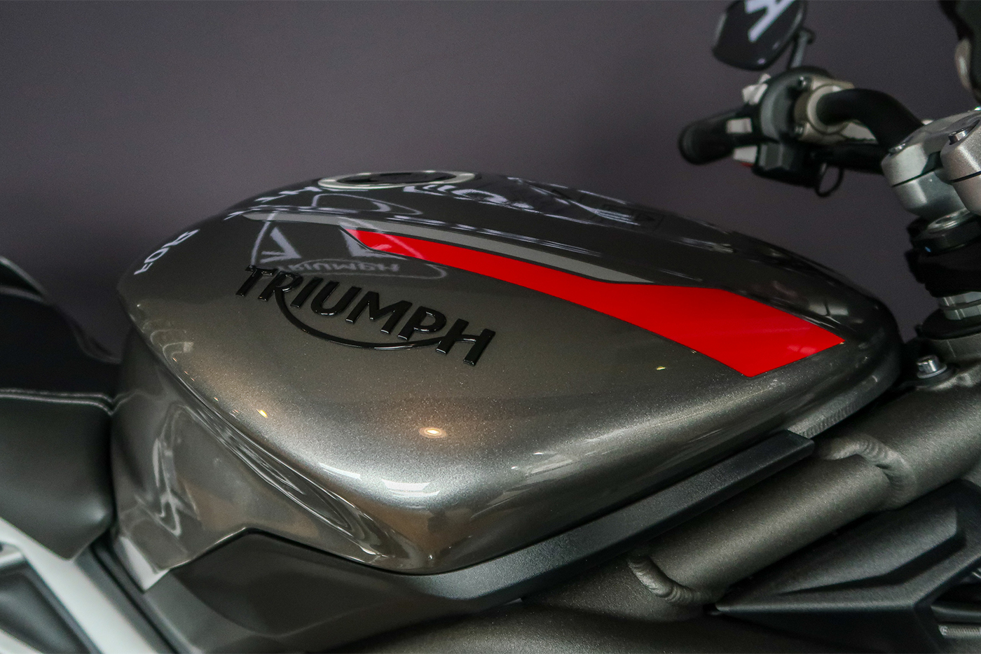 “Soi” Triumph Street Triple 765RS 2020 có giá hơn 16.400 USD tại ĐNÁ triumph-street-trile-765rs-2020-24.jpg