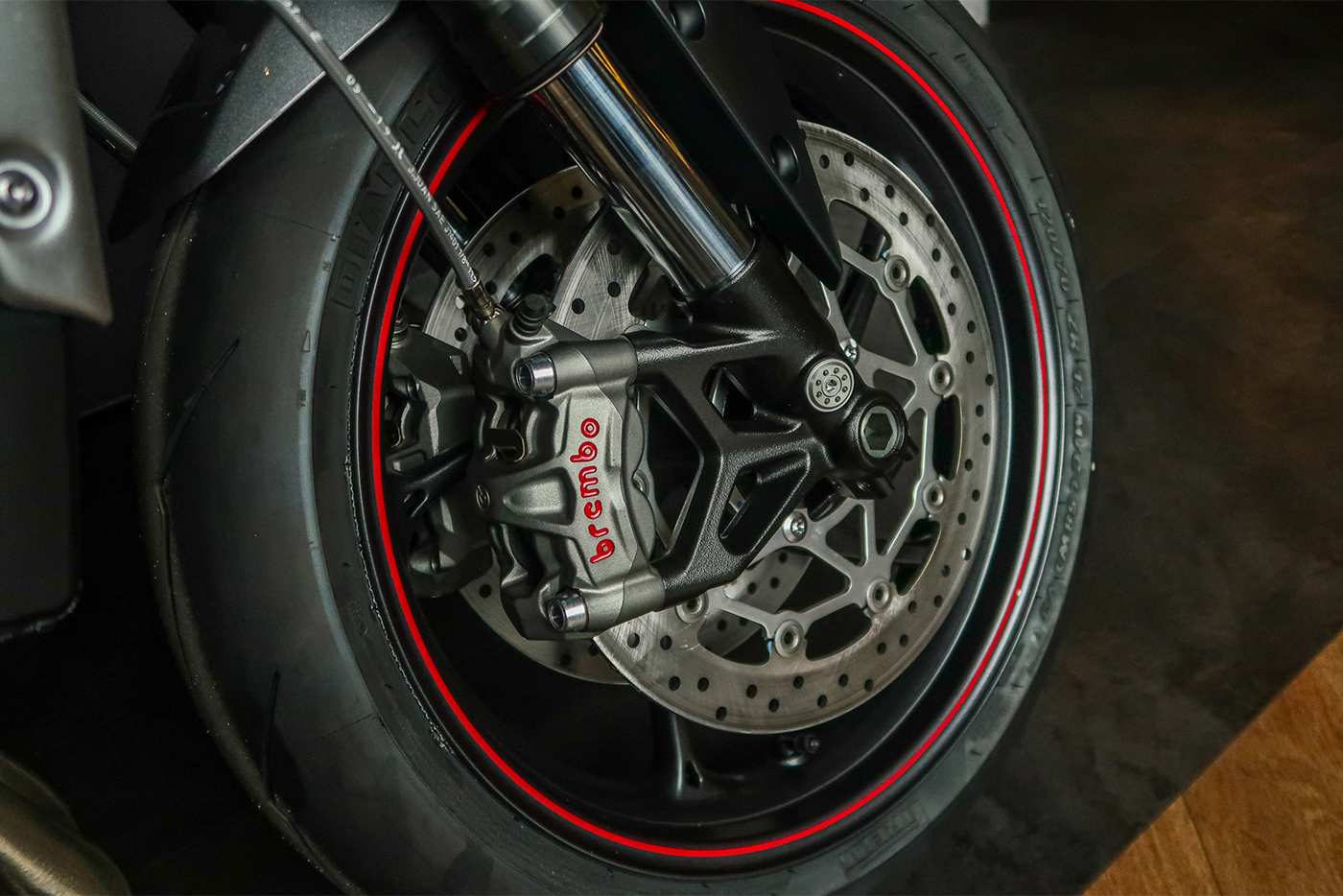 “Soi” Triumph Street Triple 765RS 2020 có giá hơn 16.400 USD tại ĐNÁ triumph-street-trile-765rs-2020-3.jpg