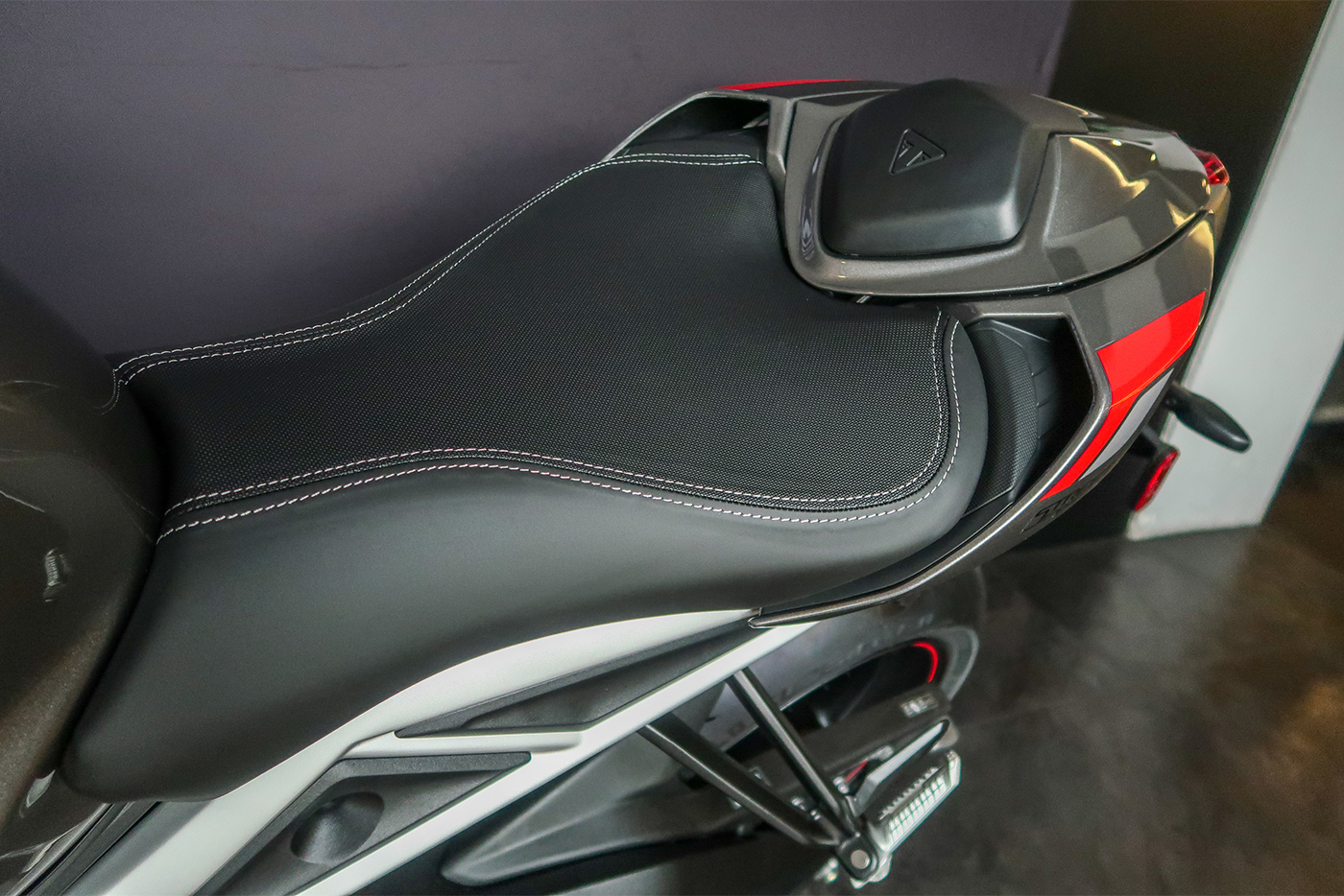 “Soi” Triumph Street Triple 765RS 2020 có giá hơn 16.400 USD tại ĐNÁ triumph-street-trile-765rs-2020-32.jpg