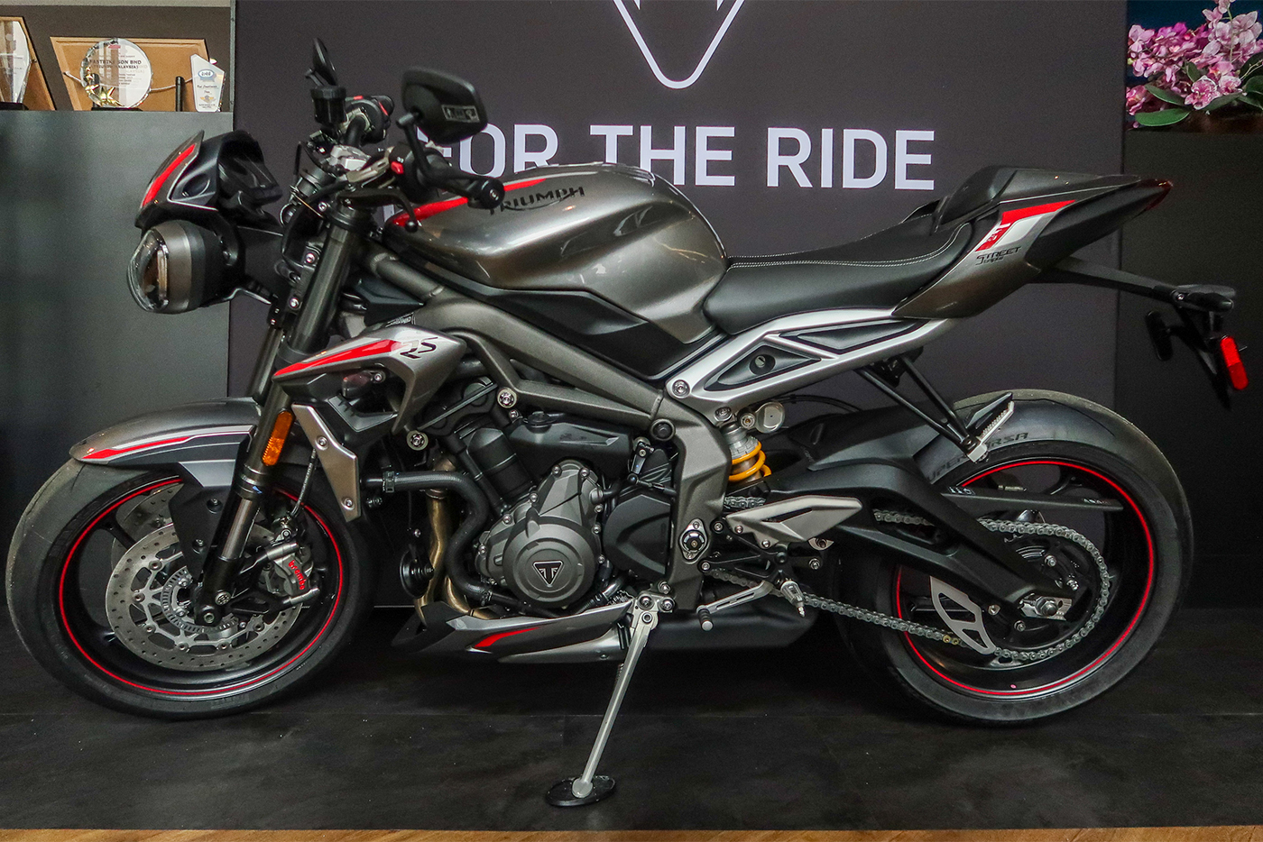 “Soi” Triumph Street Triple 765RS 2020 có giá hơn 16.400 USD tại ĐNÁ triumph-street-trile-765rs-2020-40.jpg