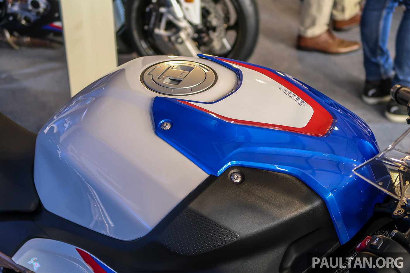BMW S1000RR 2020 ngầu hơn với gói độ M Sport, giá từ 33.500 USD bmw-s1000rr-2019-15.jpg