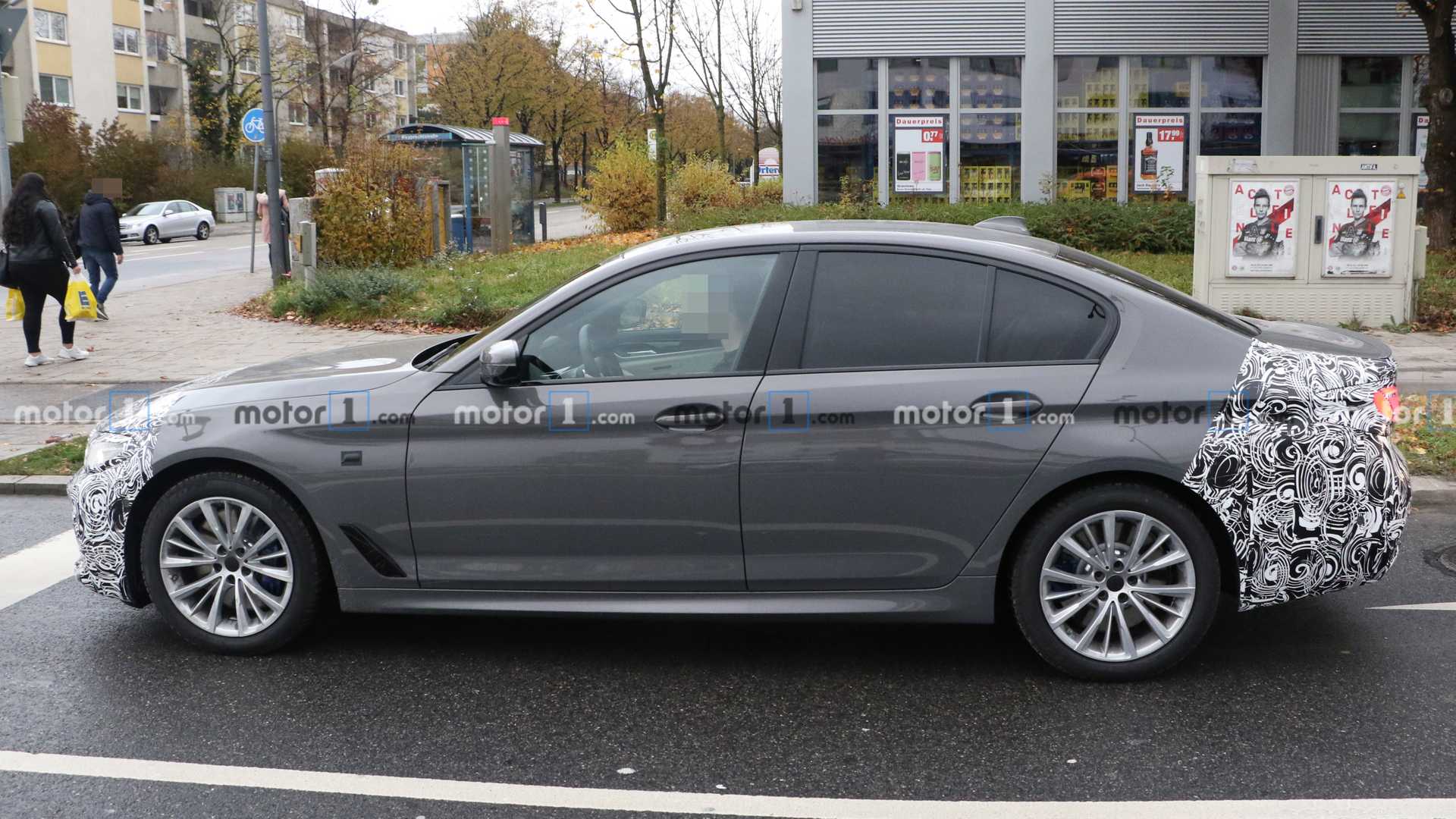 BMW 5 Series M Sport 2021 lộ diện trên đường chạy thử bmw-5-series-m-sport-facelift-spy-photo-3.jpg