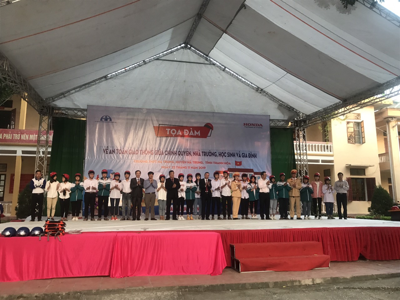 Honda Việt Nam trao tặng mũ bảo hiểm cho học sinh tỉnh Thanh Hóa mu-bao-hiem.jpg