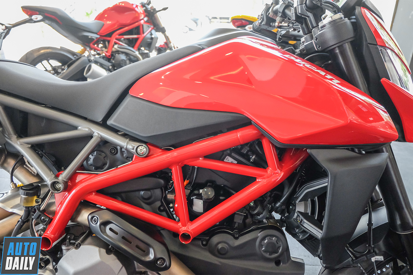 400 triệu, chọn Ducati Hypermotard 950 2019 hay Triumph Tiger 800 XRT 2019? ducati-hypermotard-950-2019-73.jpg