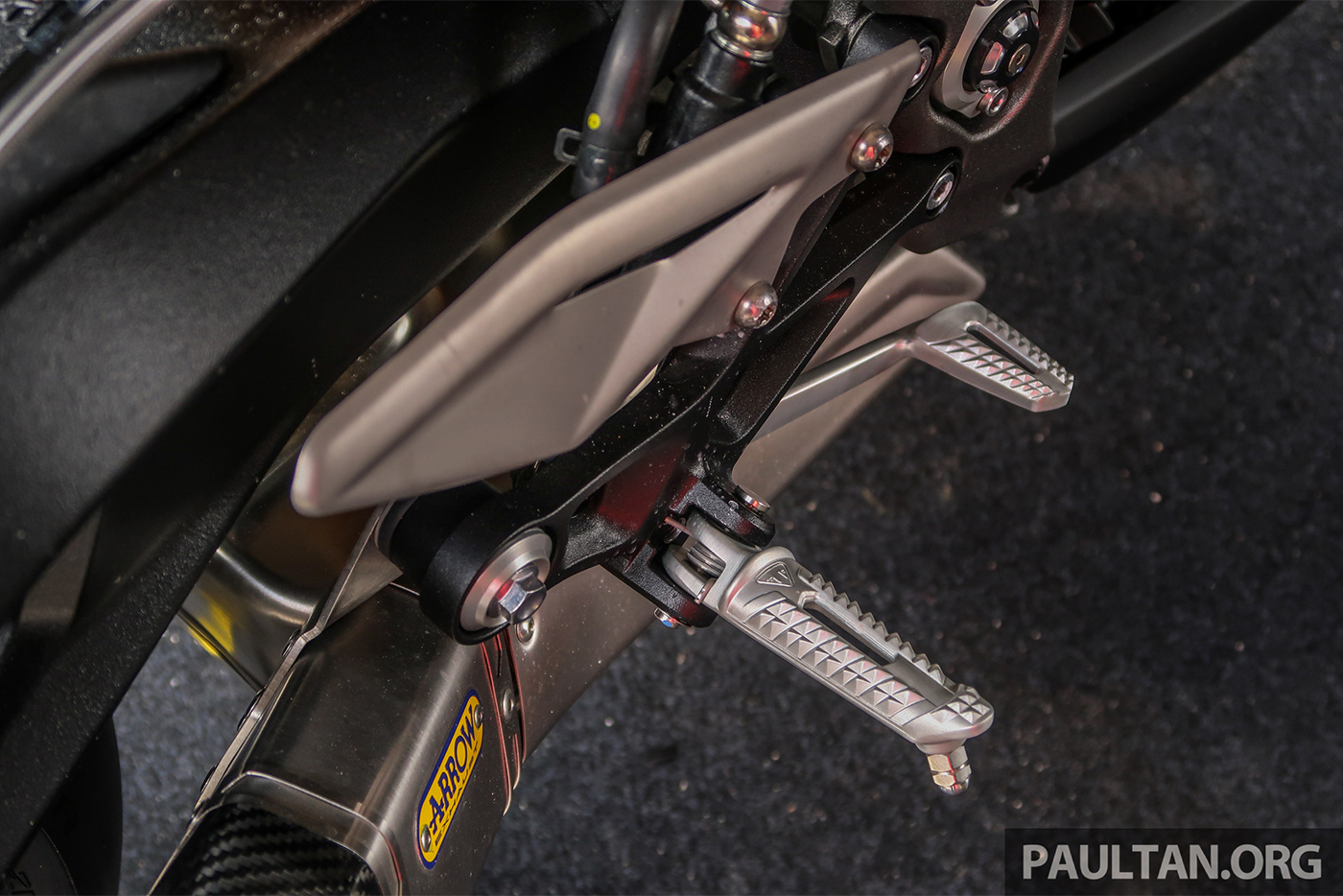 Ảnh thực tế Triumph Street Triple 765RS 2020, đối thủ Yamaha MT-09 2020-triumph-street-triple-765rs-malaysia-launch-24.jpg