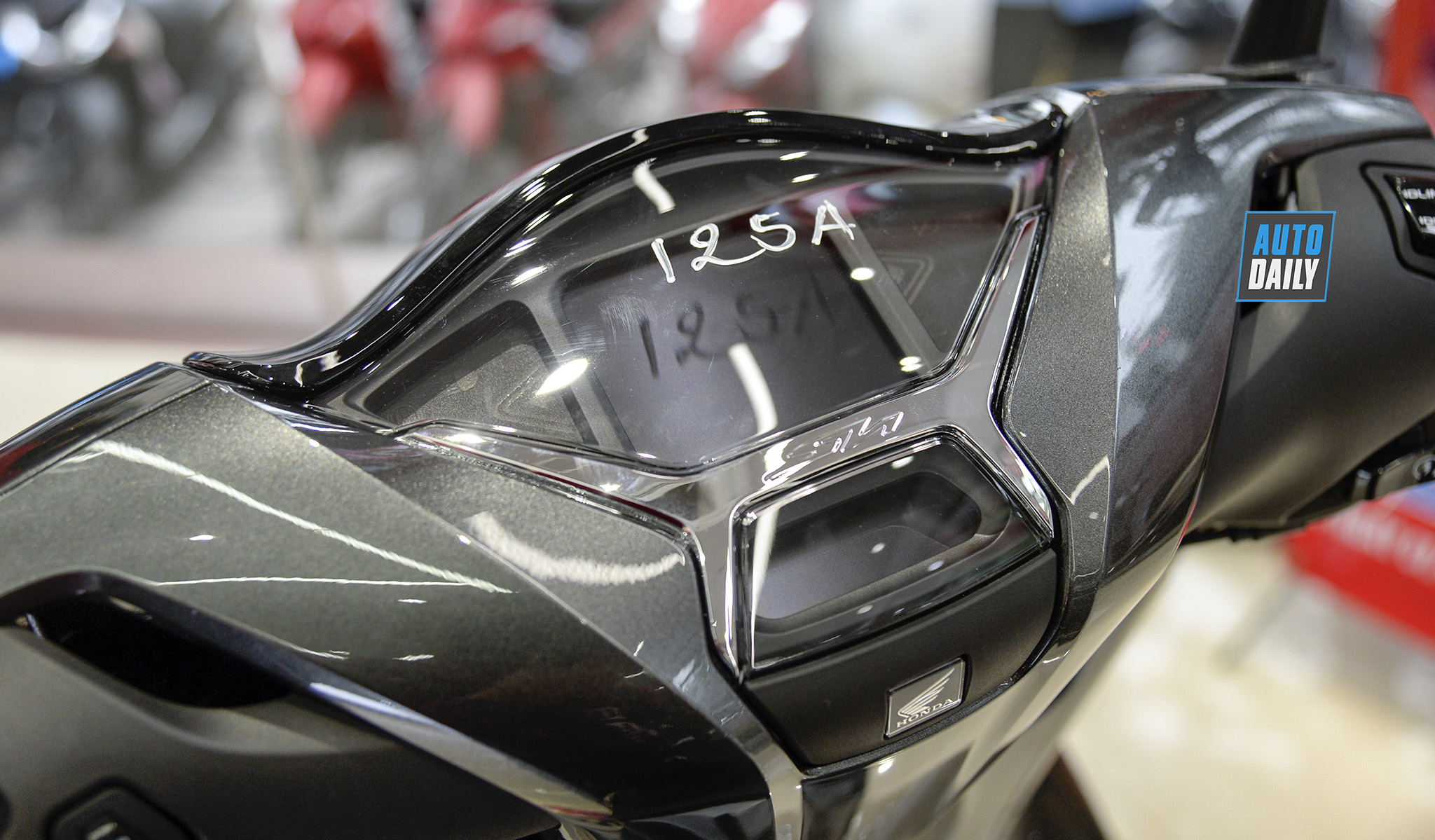 Dưới 80 triệu, chọn Honda SH 125cc ABS 2020 hay Vespa Sprint S chơi Tết? 10.jpg