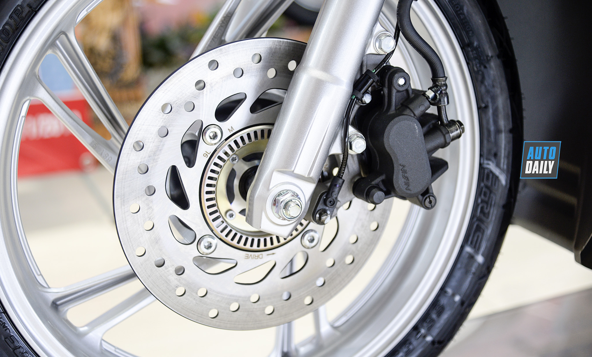 Dưới 80 triệu, chọn Honda SH 125cc ABS 2020 hay Vespa Sprint S chơi Tết? 16.jpg