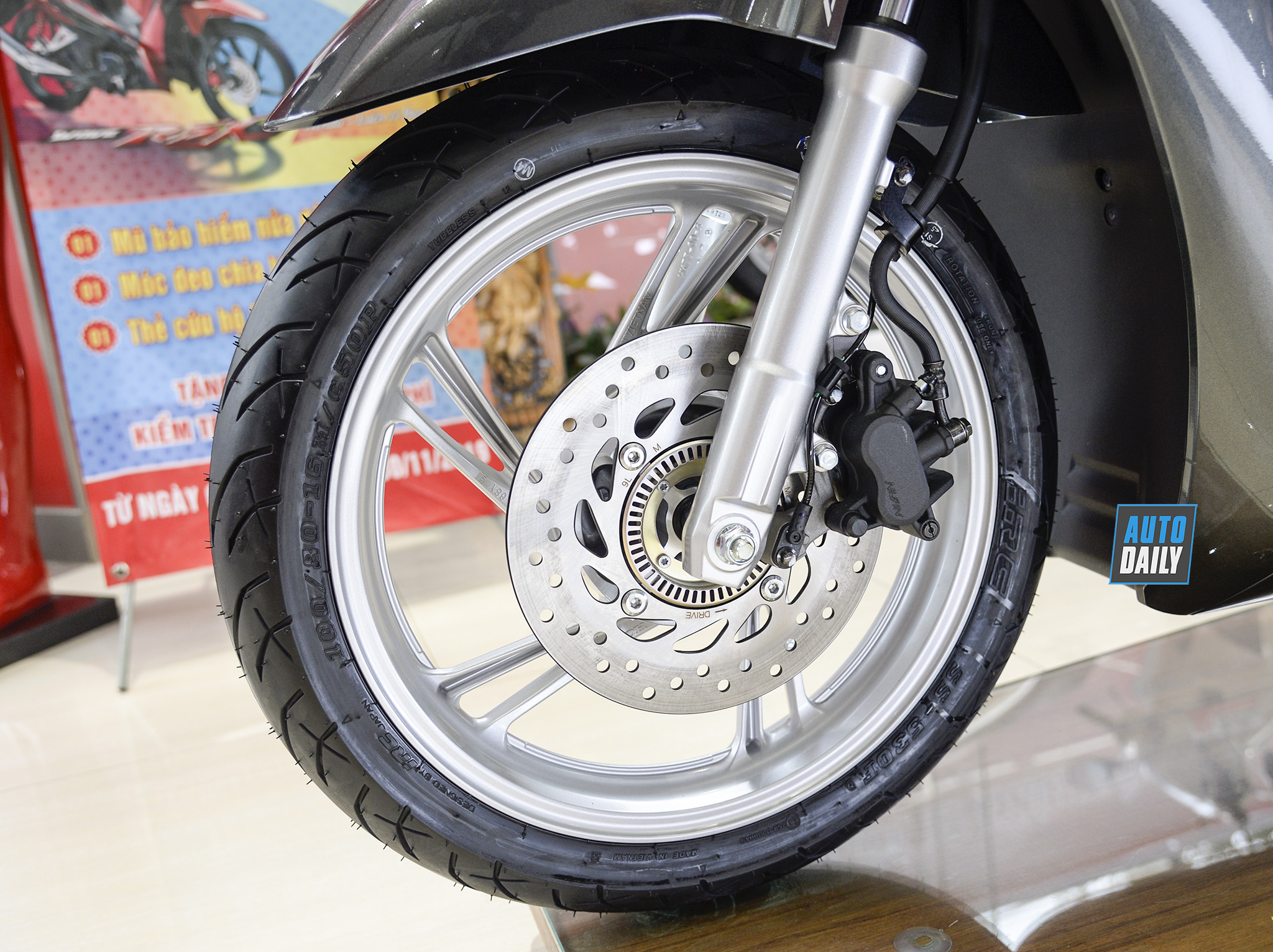 Dưới 80 triệu, chọn Honda SH 125cc ABS 2020 hay Vespa Sprint S chơi Tết? 17.jpg