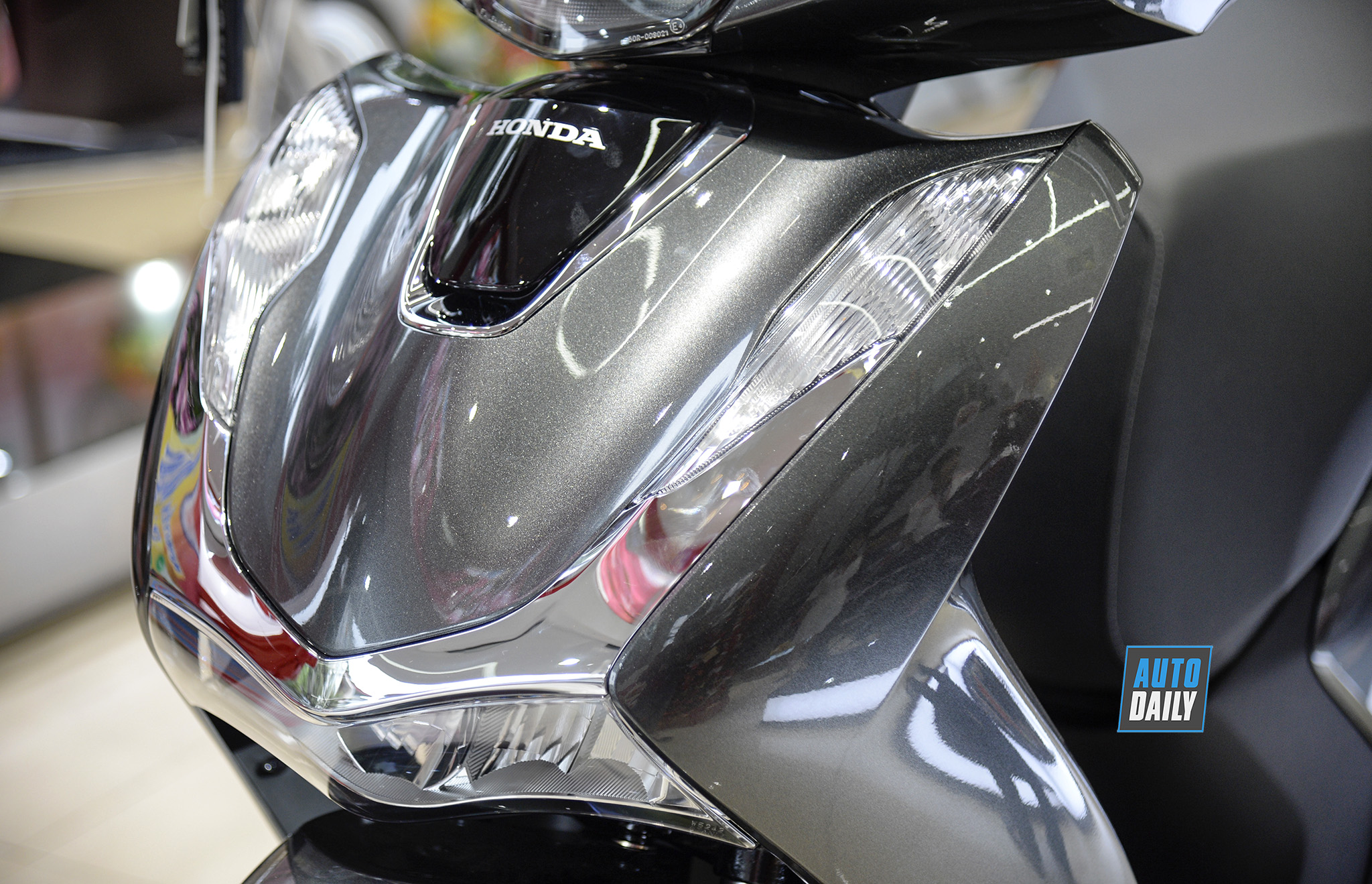 Dưới 80 triệu, chọn Honda SH 125cc ABS 2020 hay Vespa Sprint S chơi Tết? 18-1.jpg