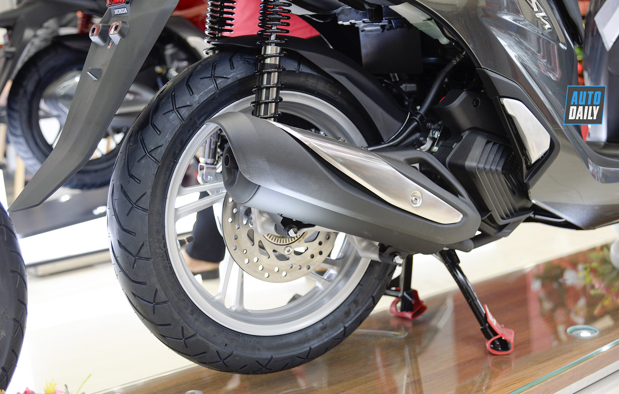 Dưới 80 triệu, chọn Honda SH 125cc ABS 2020 hay Vespa Sprint S chơi Tết? 22-1.jpg