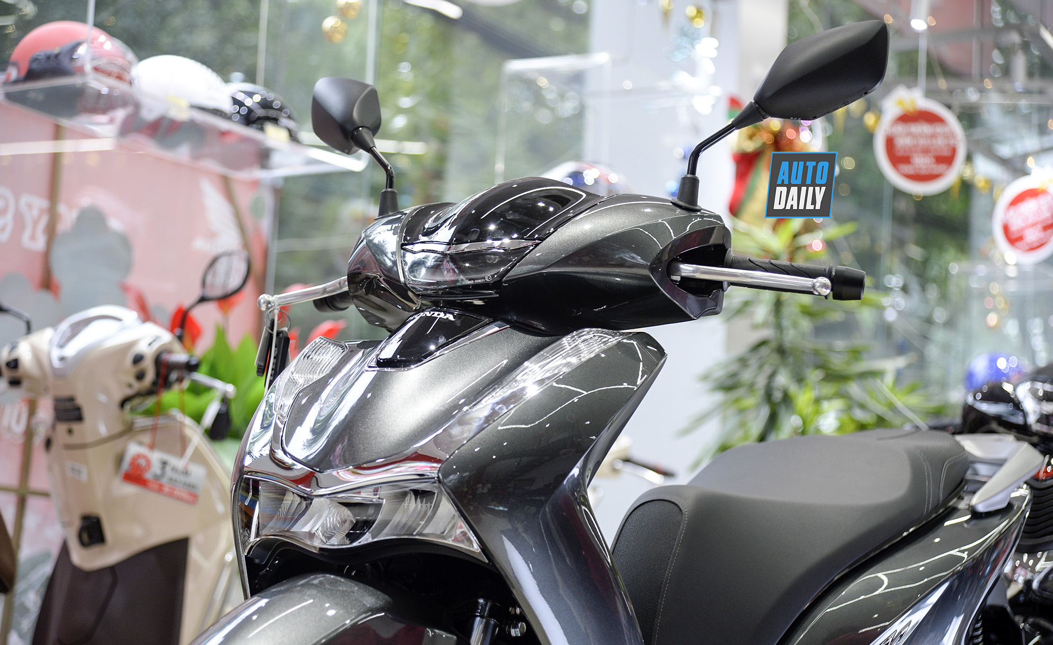 Dưới 80 triệu, chọn Honda SH 125cc ABS 2020 hay Vespa Sprint S chơi Tết? 24.jpg