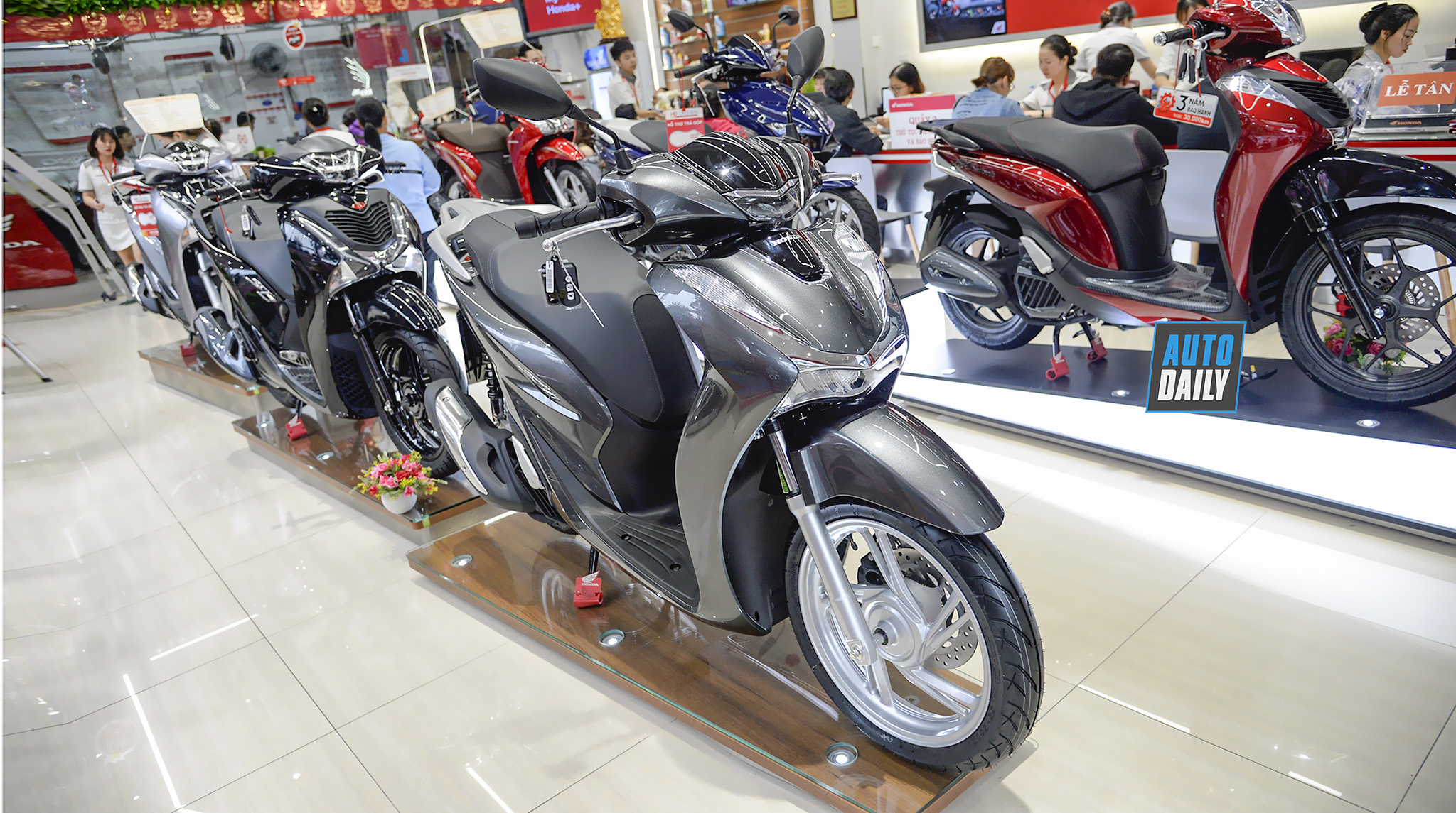 Under 80 Million Choose Honda Sh 125cc Abs Or Vespa Sprint S To Play Tet Electrodealpro