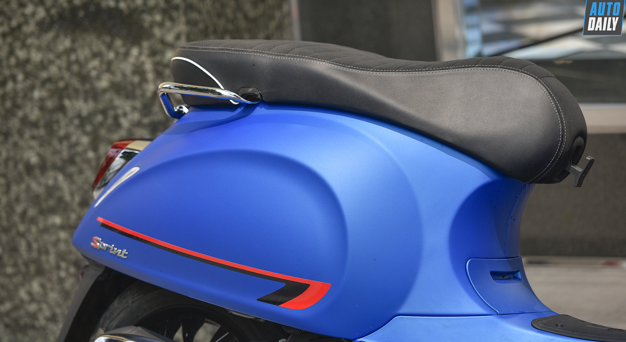 Dưới 80 triệu, chọn Honda SH 125cc ABS 2020 hay Vespa Sprint S chơi Tết? 37.jpg