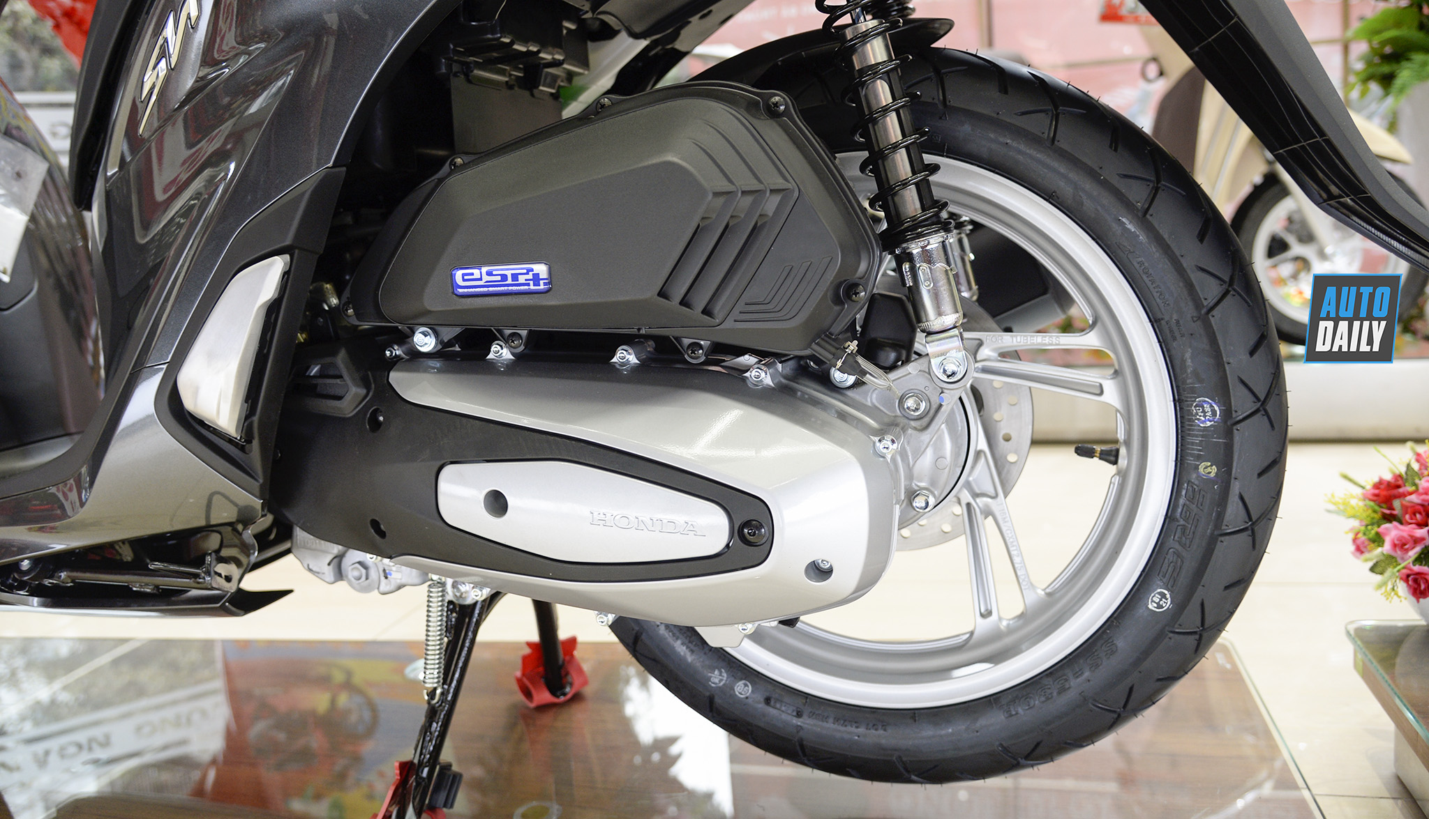 Dưới 80 triệu, chọn Honda SH 125cc ABS 2020 hay Vespa Sprint S chơi Tết? 6.jpg