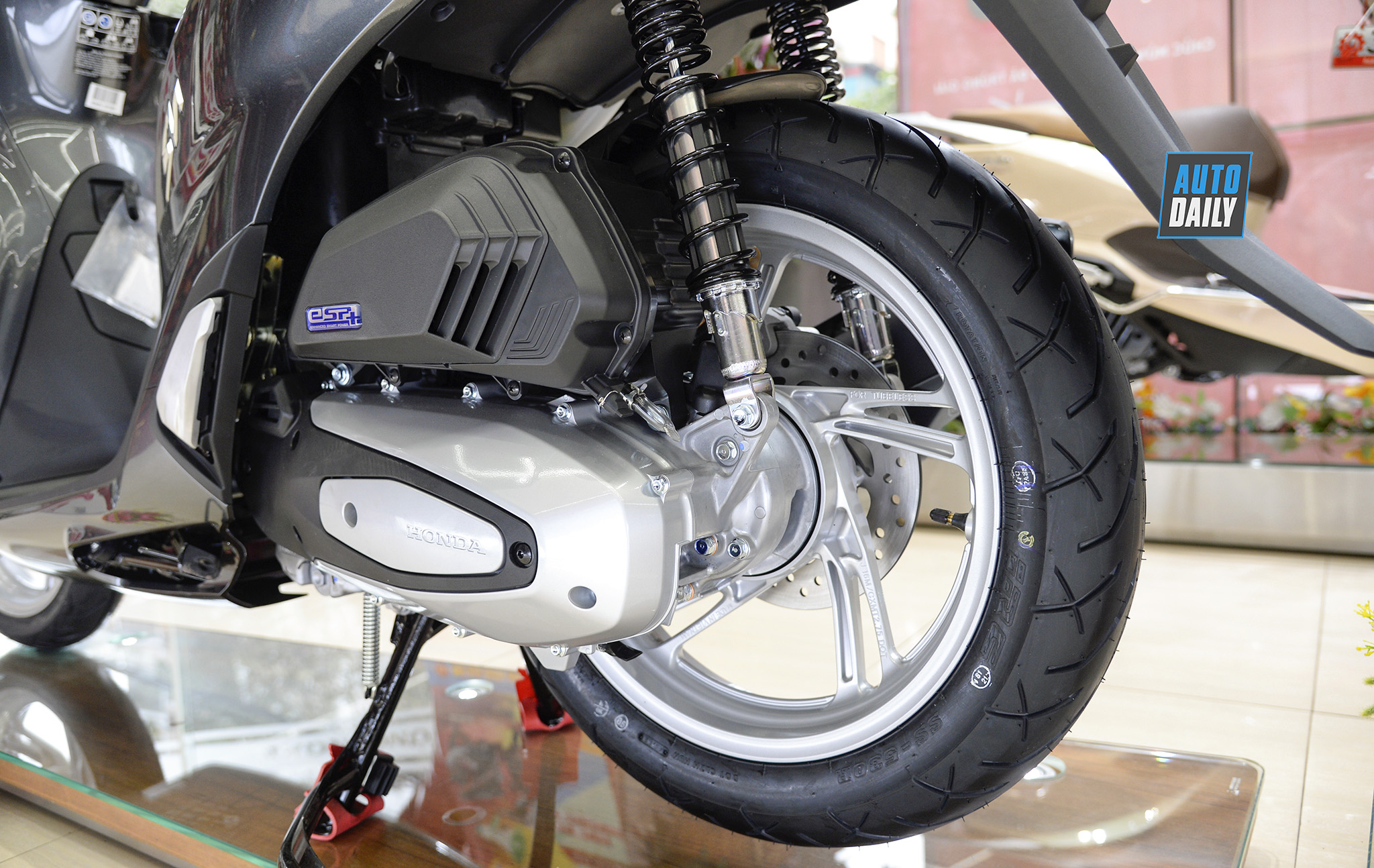 Dưới 80 triệu, chọn Honda SH 125cc ABS 2020 hay Vespa Sprint S chơi Tết? 7.jpg